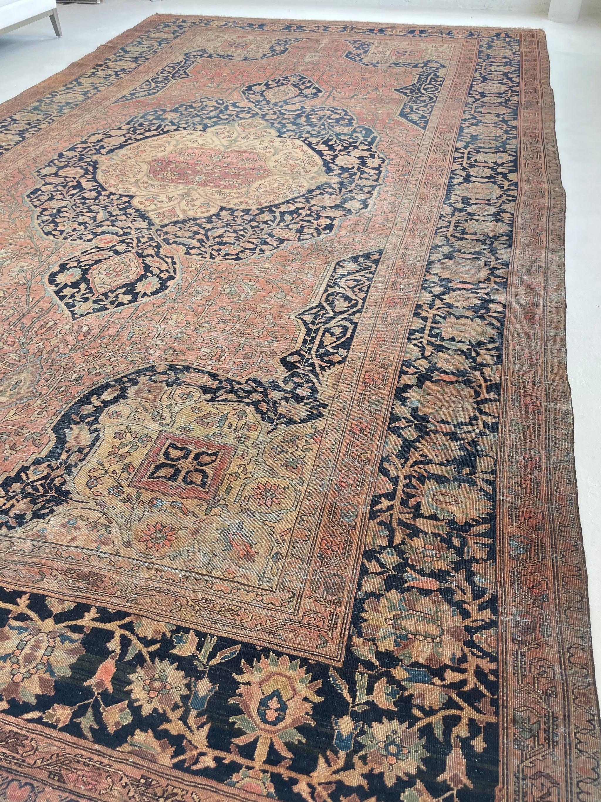 Ancien Palais Taille Antique Ferahan Sarouk  Teintures naturelles atténuées  Elegant & Old World Gem

A propos : À l'époque (premier quart du 20e siècle), ces Ferahan étaient en tête de liste pour les designers, les décorateurs et les