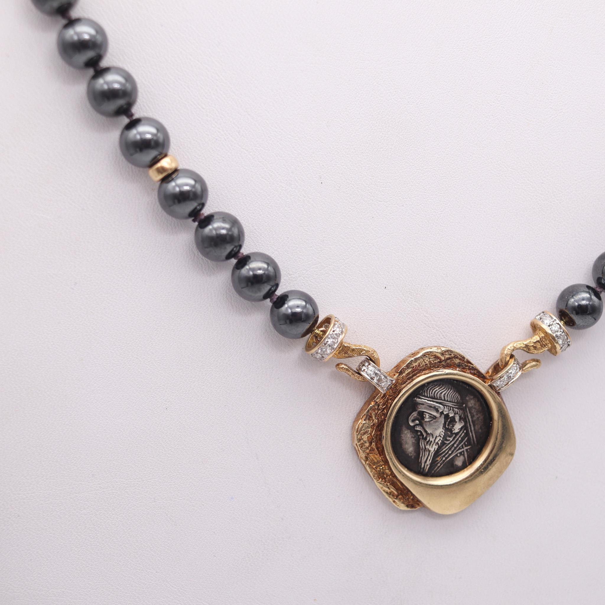Collier avec une pièce de monnaie antique de 123 av. J.-C. du royaume parthe.

Magnifique collier de pièces de monnaie, monté avec une pièce d'argent véritable du royaume parthe. Il s'agit d'un drachme en argent de 19,5 mm datant de la période du
