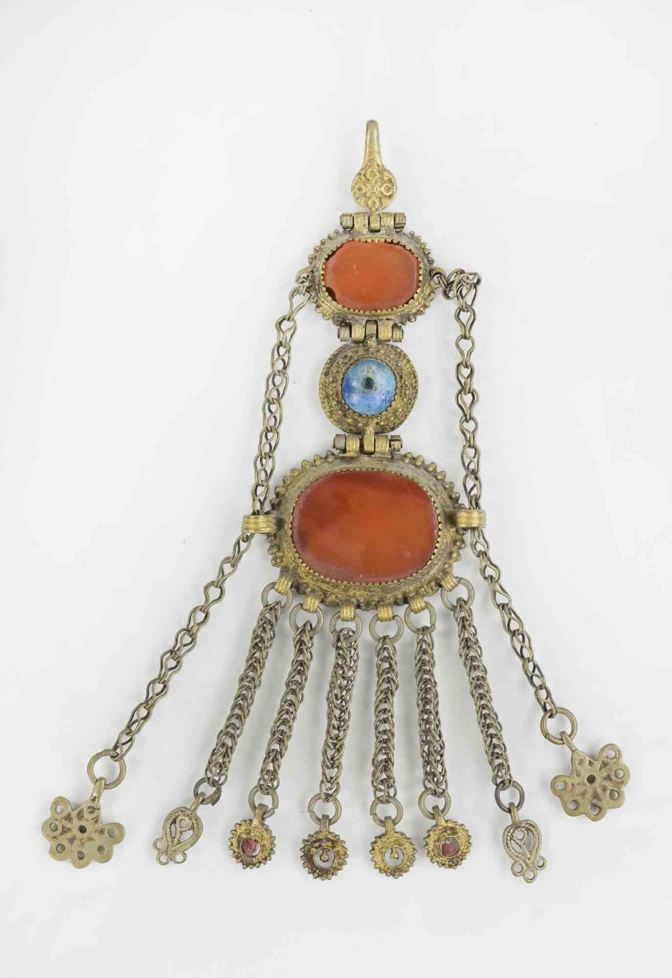 Antico pendente ottomano, realizzato nel XIX secolo.

Metallo, smalto, pietre preziose.

Ottime condizioni.