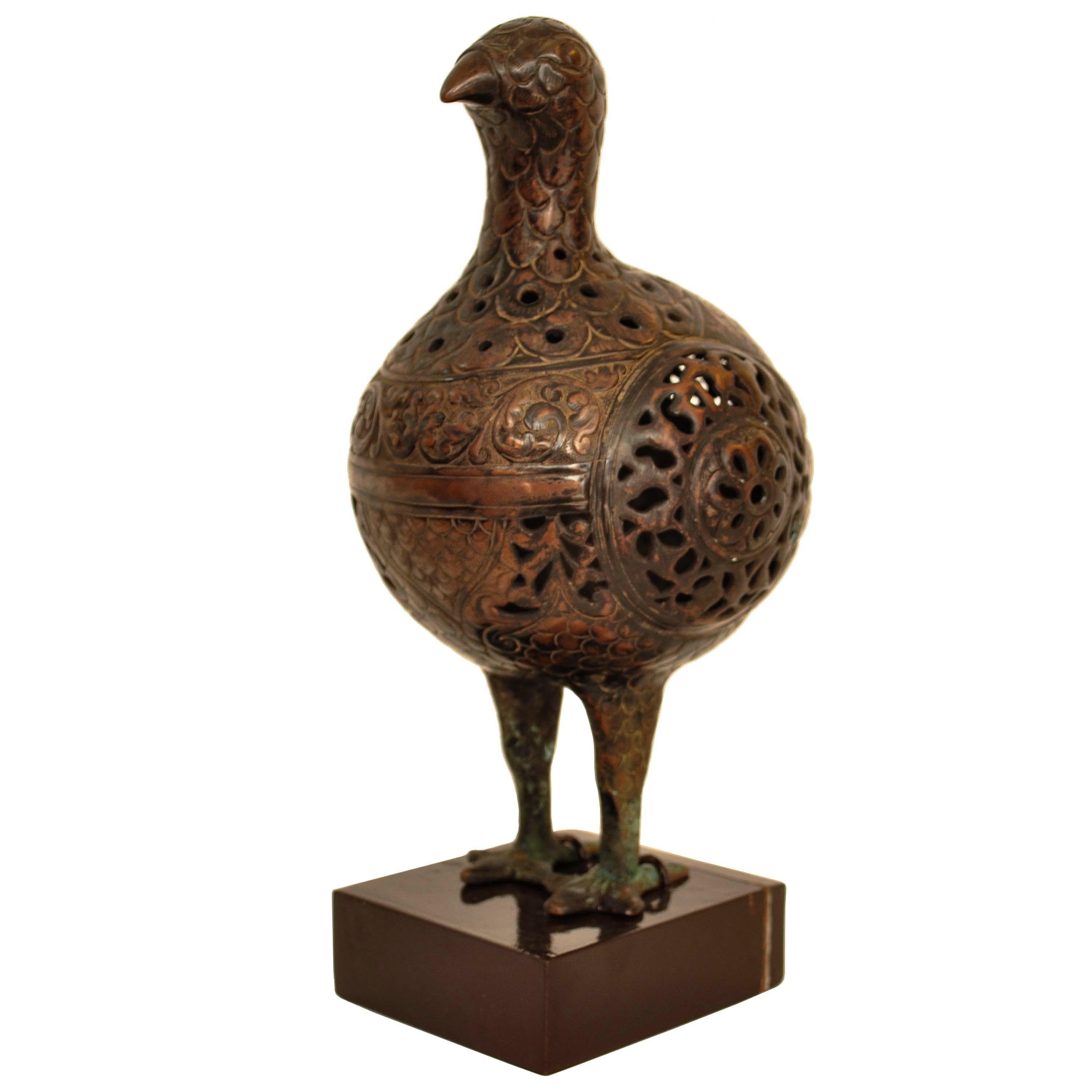 Islamique Ancienne sculpture de sculpture persane du 12e siècle en bronze islamique Seljuk Bird Pomander en vente