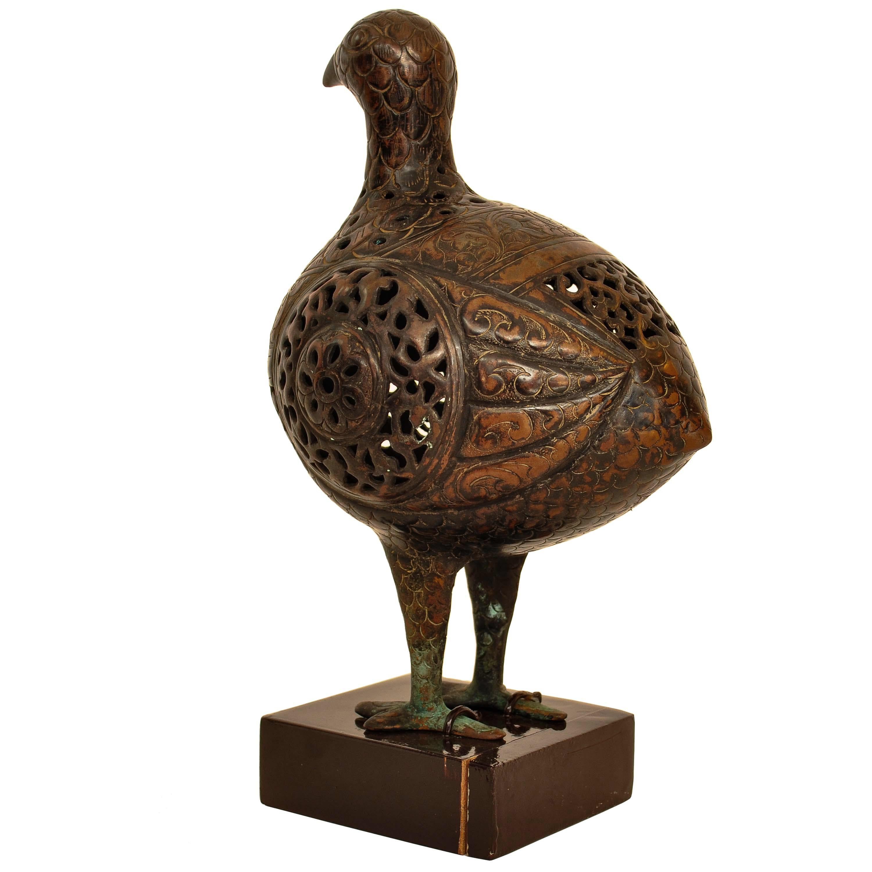 Gravé Ancienne sculpture de sculpture persane du 12e siècle en bronze islamique Seljuk Bird Pomander en vente