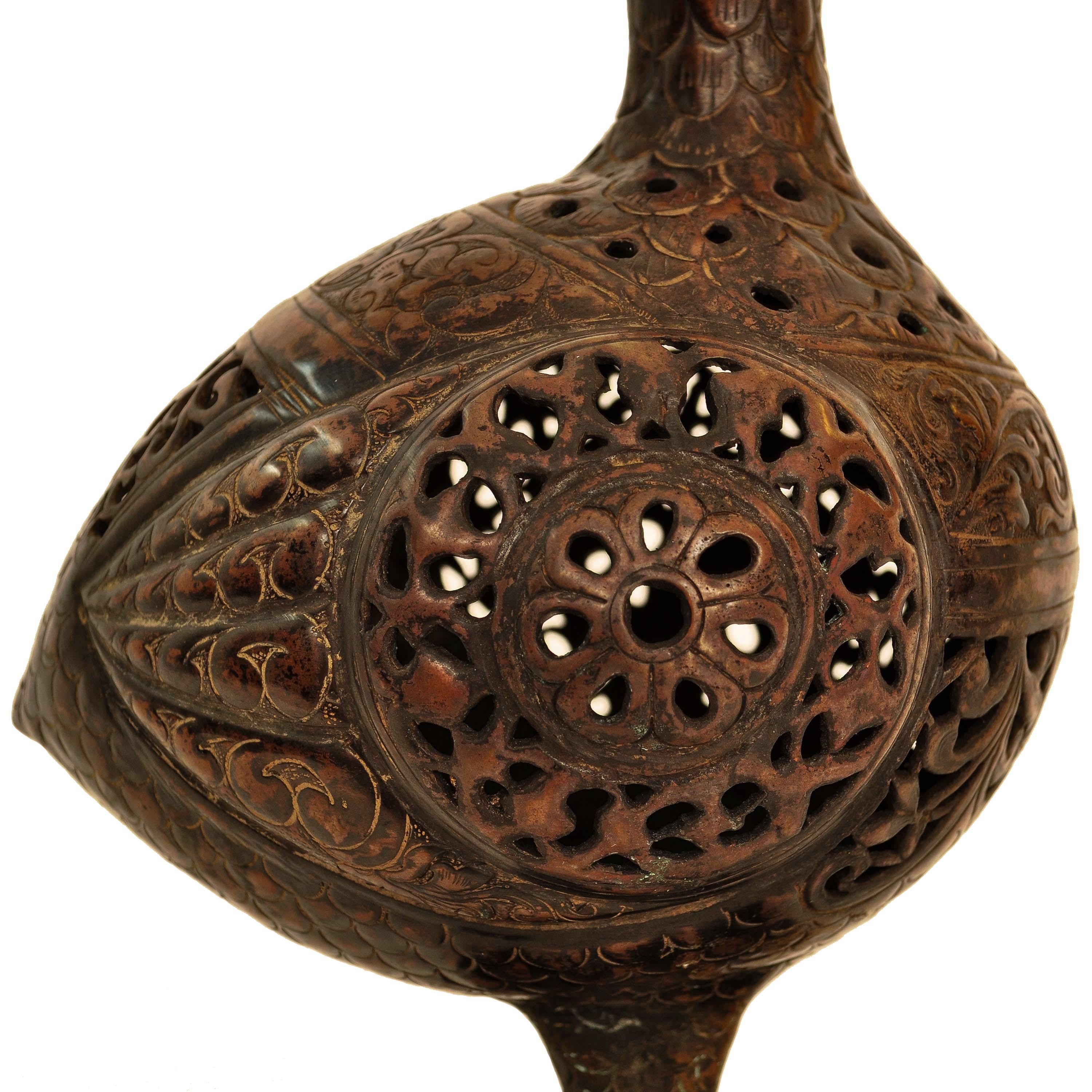XVIIIe siècle et antérieur Ancienne sculpture de sculpture persane du 12e siècle en bronze islamique Seljuk Bird Pomander en vente