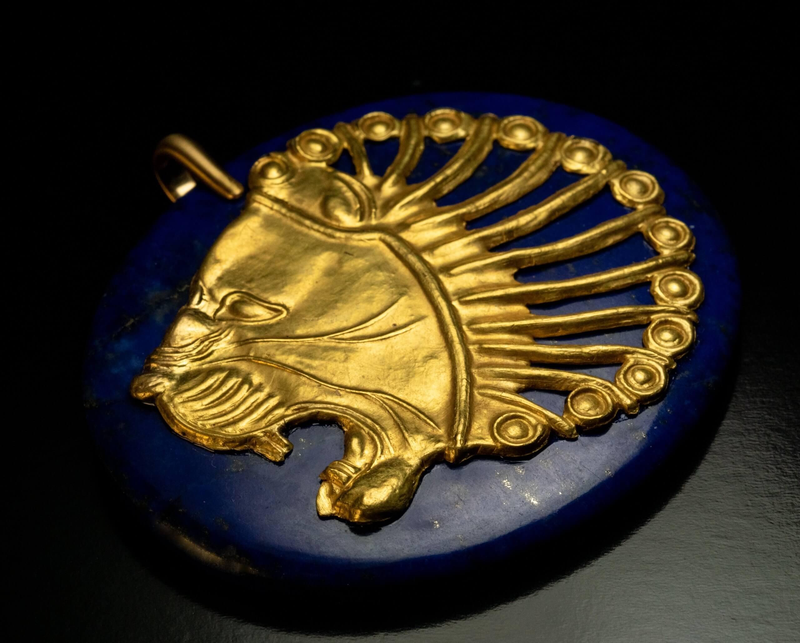 Altpersischer Löwe aus Gold, 5. Jahrhundert v. Chr., als Anhänger montiert (Cabochon) im Angebot
