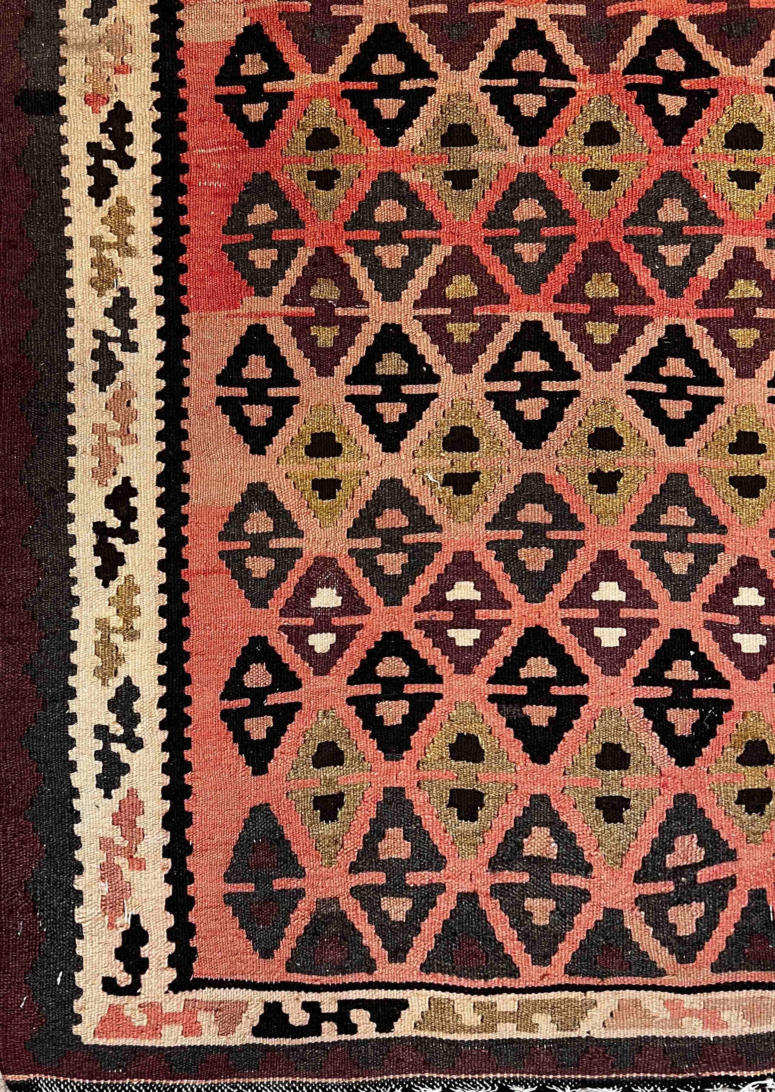 Située à deux pas de la Tour Eiffel à Paris, nous sommes une entreprise familiale française.
spécialisée dans l'achat, la vente, l'expertise, le nettoyage, la restauration et la conservation de
tapisseries, tapis, kilims et textiles anciens,