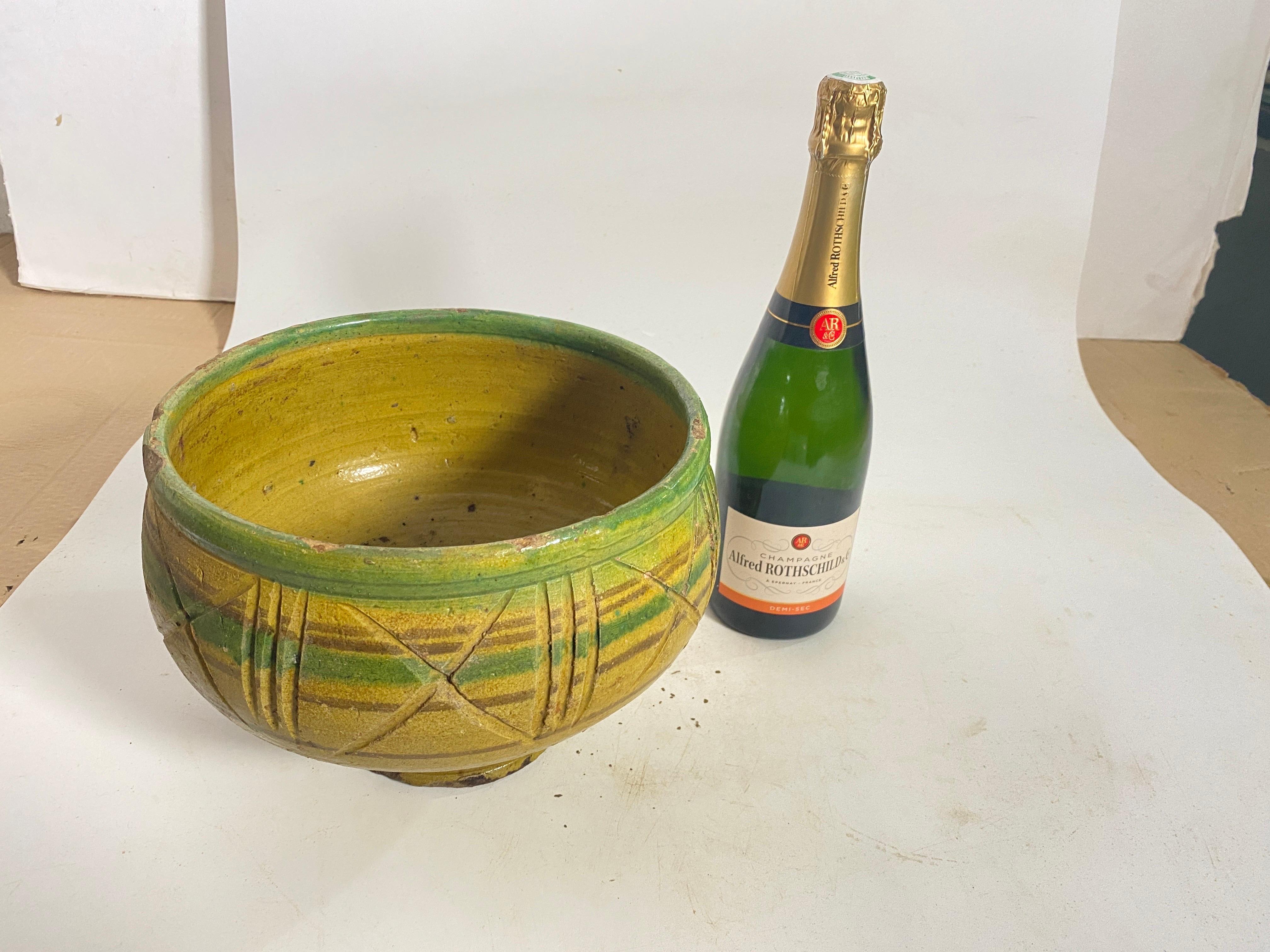 Stoneware bowl, enameled; Made in syria Circa 15th and Earlier.
Green and Yellow colors. Hand painted Pottery.