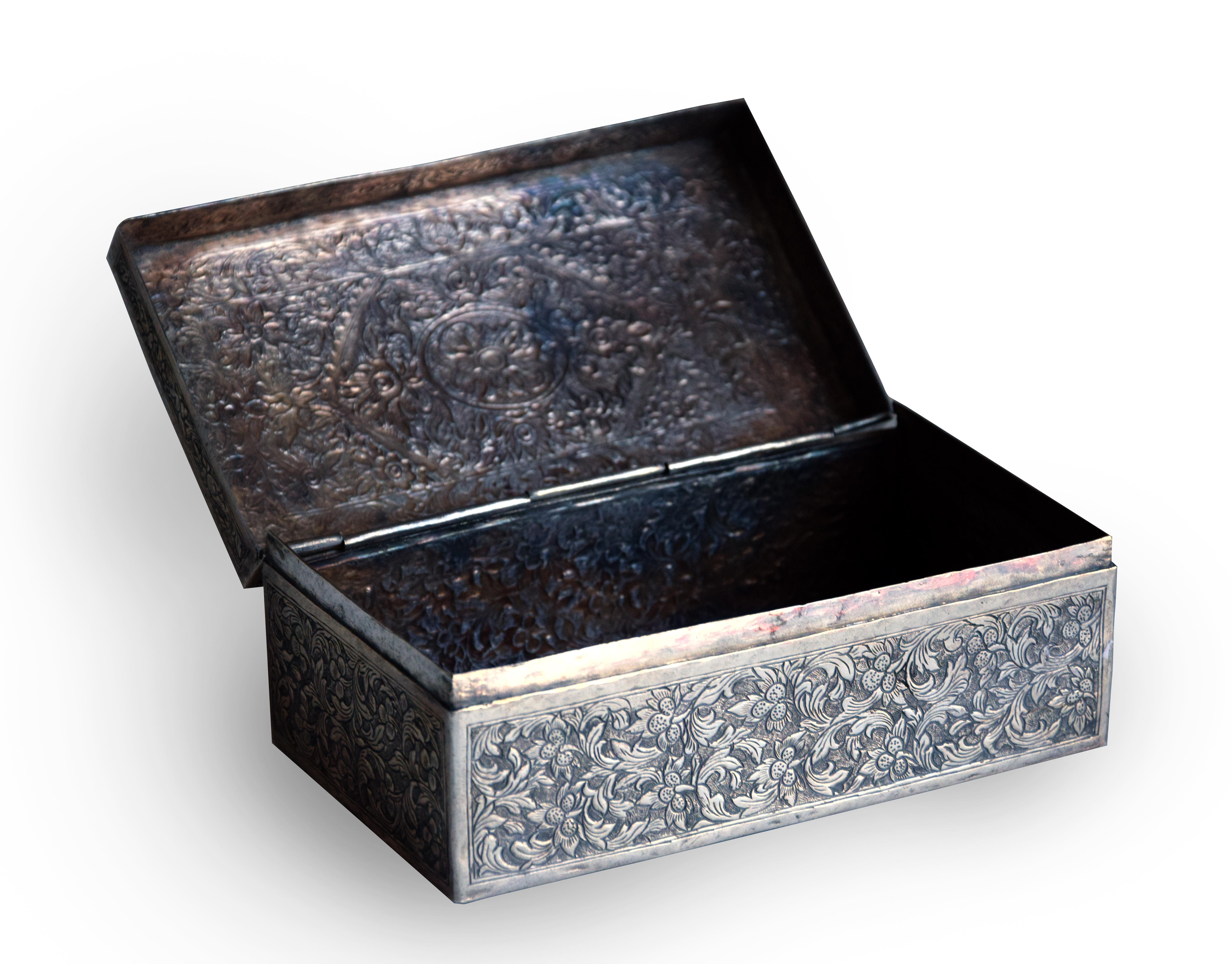 Persian silver box is an original decorative object realized in Persia in the 19th century.

Original silver.

Titled 875/1000.

Mint conditions.

Elegant Persian silver case entirely chiseled with floral motifs and twisted leaves.

This