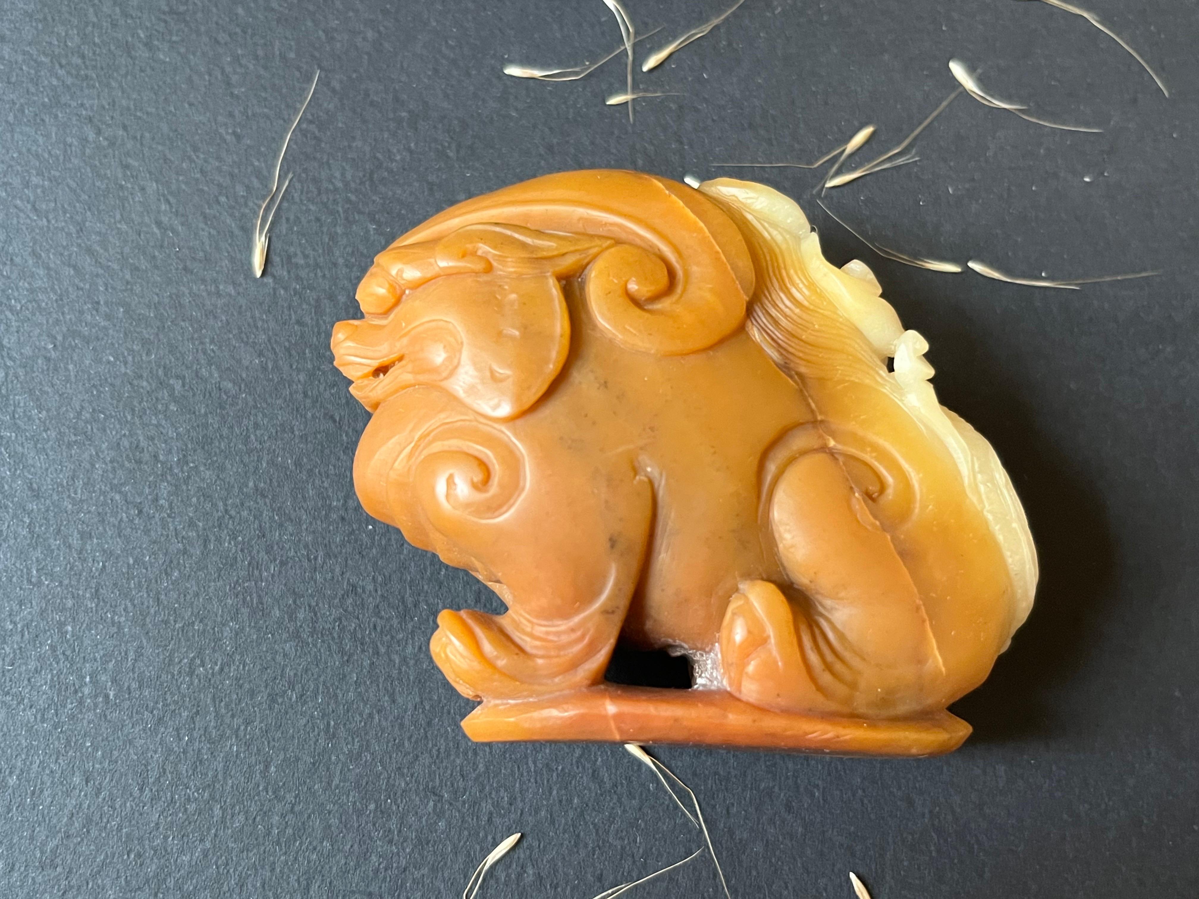 Arts and Crafts Ancienne sculpture de statue PiXiu en pierre naturelle Shoushan, Feng Shui en vente