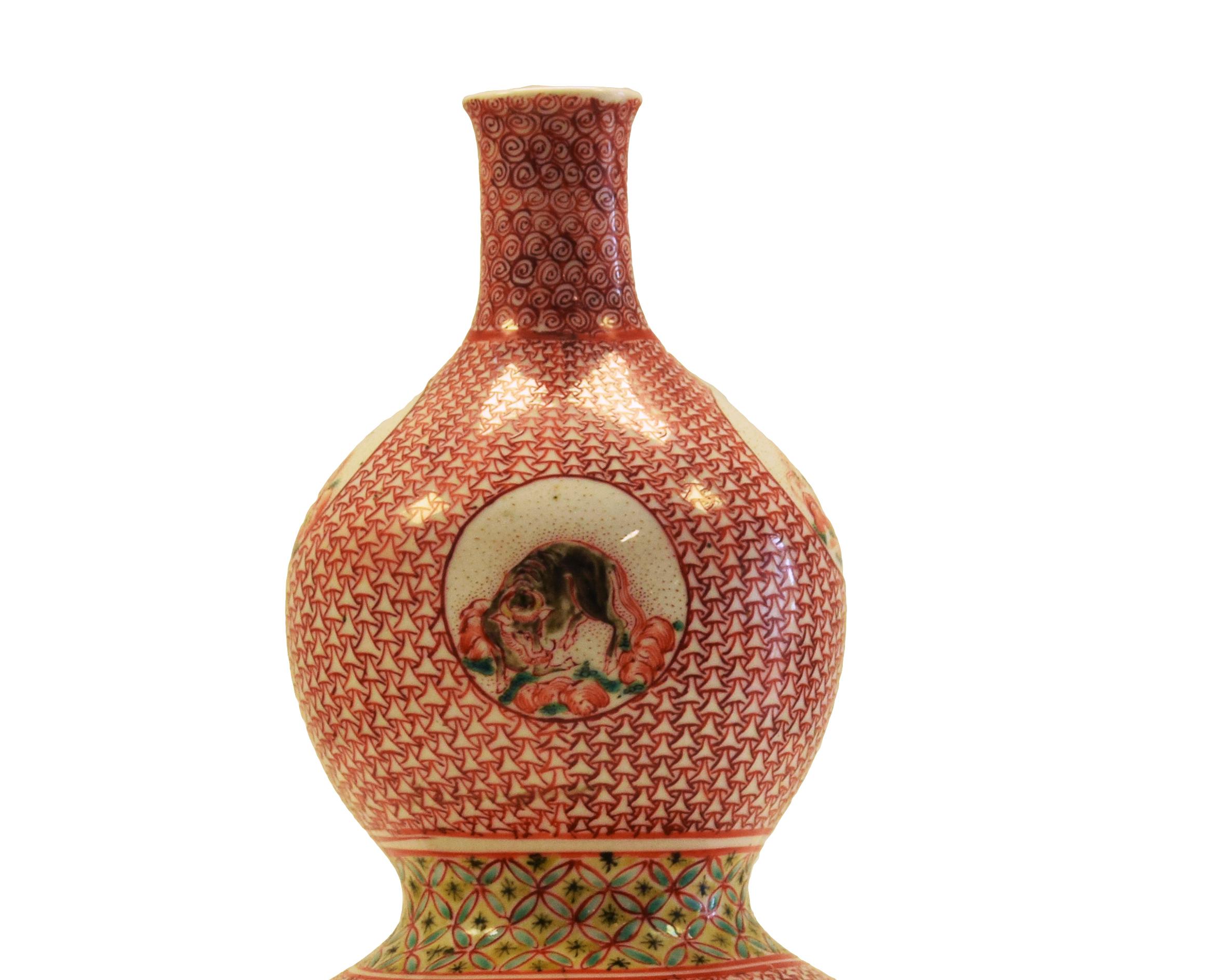 Ce vase à double gourde en porcelaine est un merveilleux objet décoratif réalisé par un artiste japonais durant la période Edo, au début du XIXe siècle.

Peint avec des émaux polychromes, il présente sur le corps un fond à alvéoles sur lequel des
