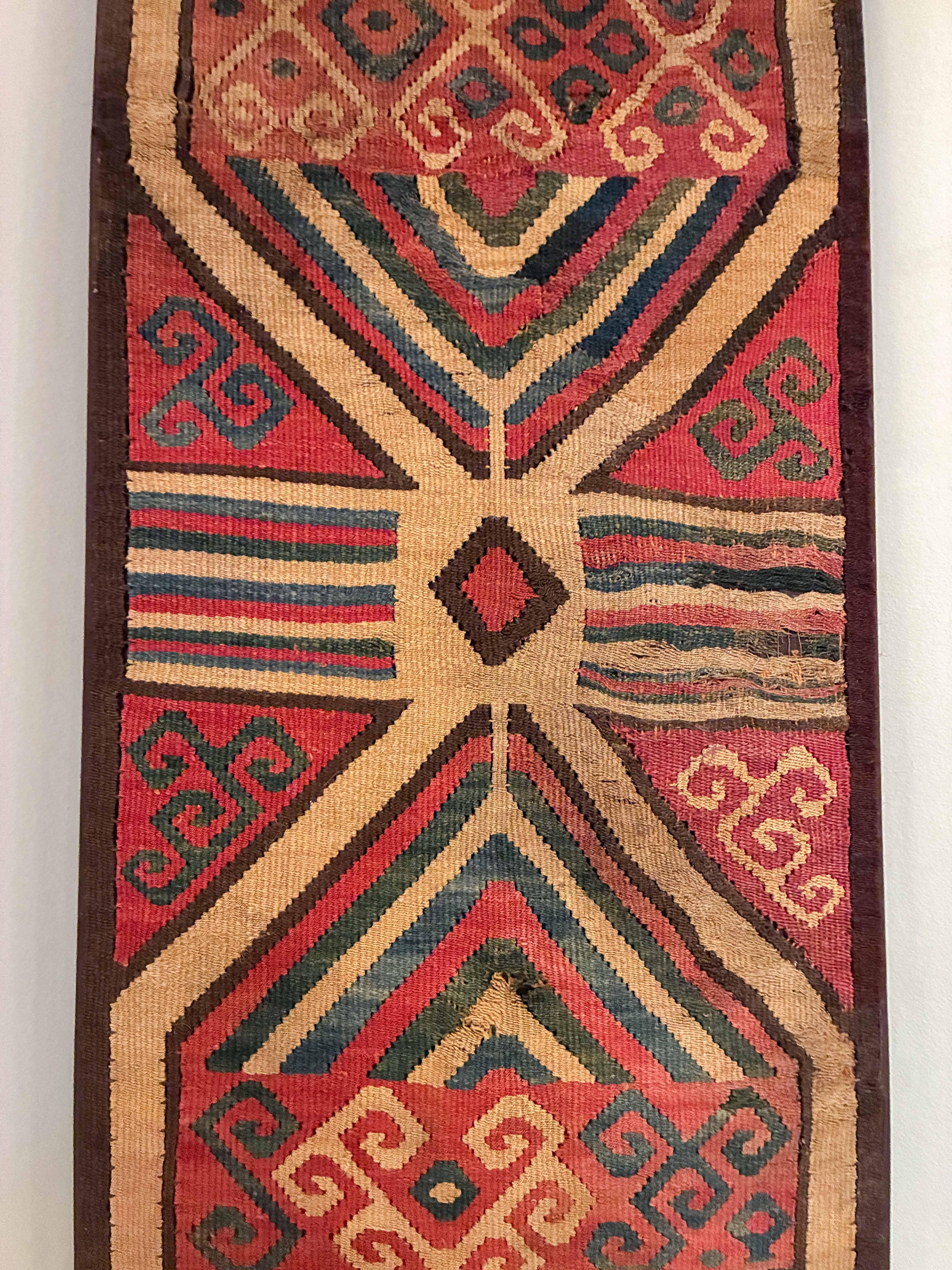 Tessuto a mano Antico frammento di tappeto di ragno rosso e giallo Proto-Nazca, c.I.C. in vendita