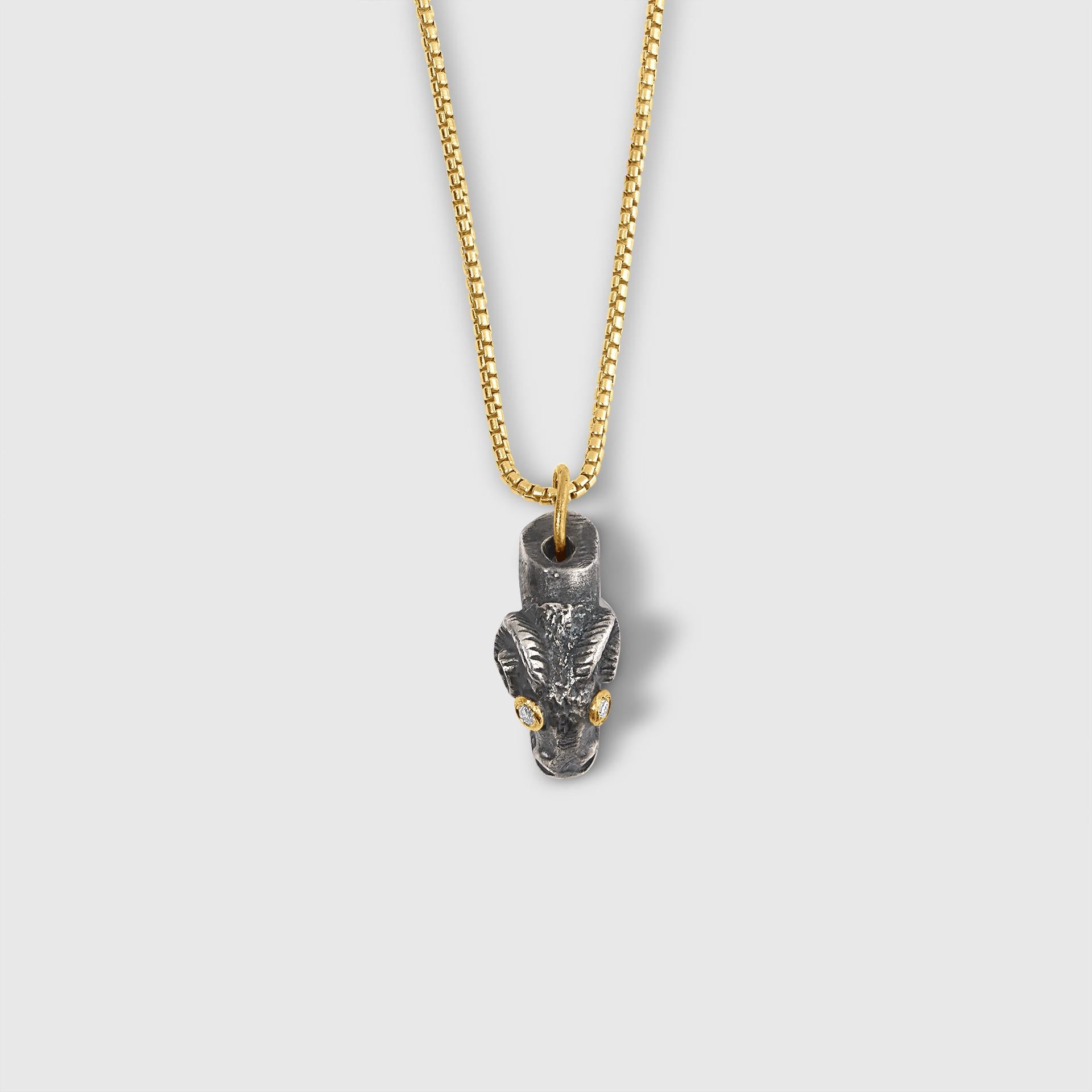 Antica testa di ariete con occhi di diamante, collana con ciondolo, oro e argento 24kt di Prehistoric Works of Istanbul, Turchia. Questi ciondoli sono perfetti da soli o abbinati ad altri ciondoli a forma di moneta o a ciondoli in miniatura. Misure:
