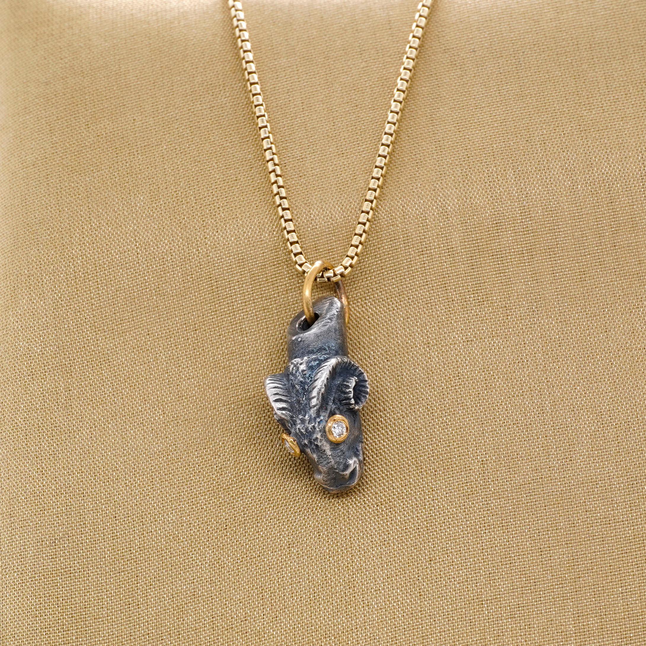 Greco classico Antica testa di ariete con occhi di diamante, collana con ciondolo, oro 24kt e acciaio inossidabile in vendita