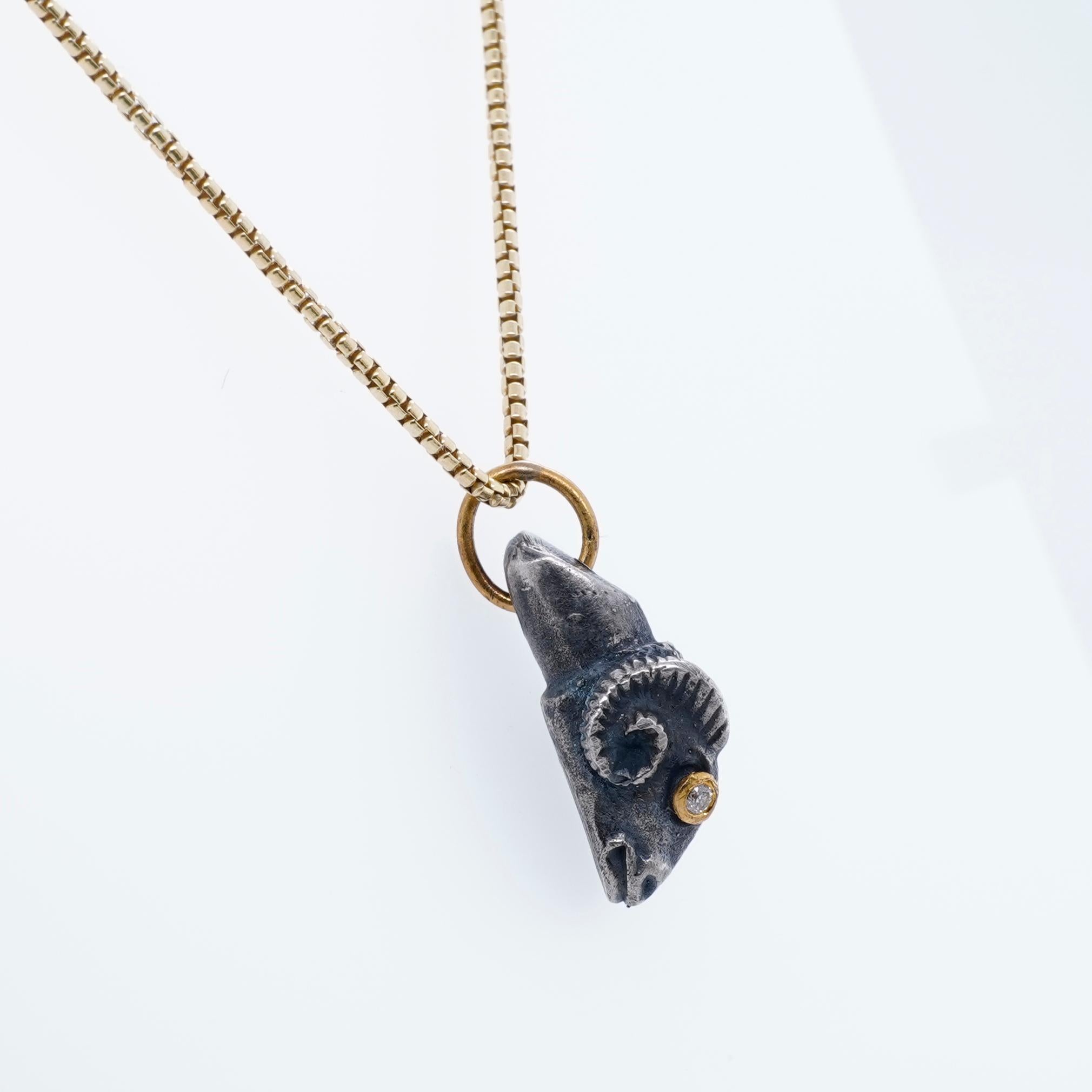 Antica testa di ariete con occhi di diamante, collana con ciondolo, oro 24kt e acciaio inossidabile In condizioni Nuovo in vendita a Bozeman, MT