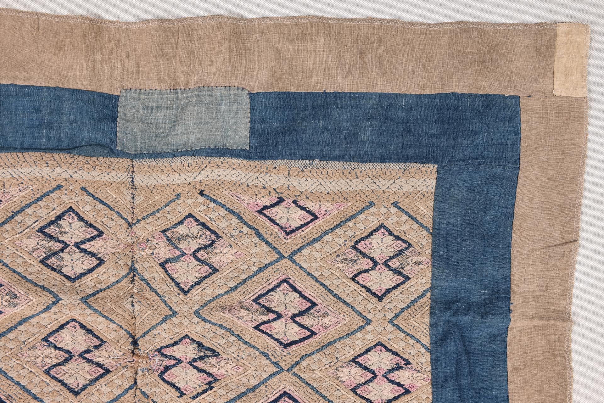 Chinois Ancien panneau brodé GUAN-XI en vente