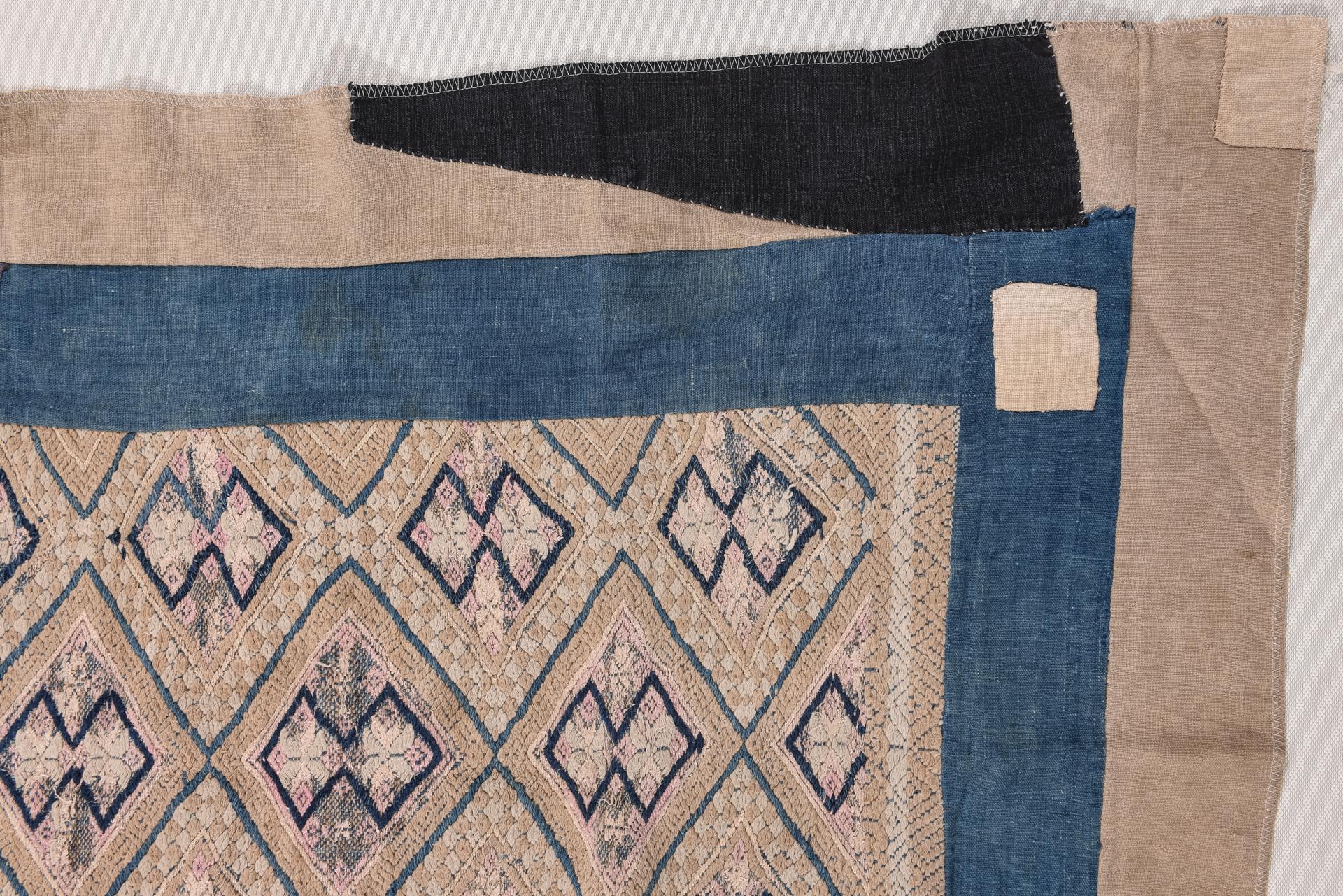 Tissé à la main Ancien panneau brodé GUAN-XI en vente