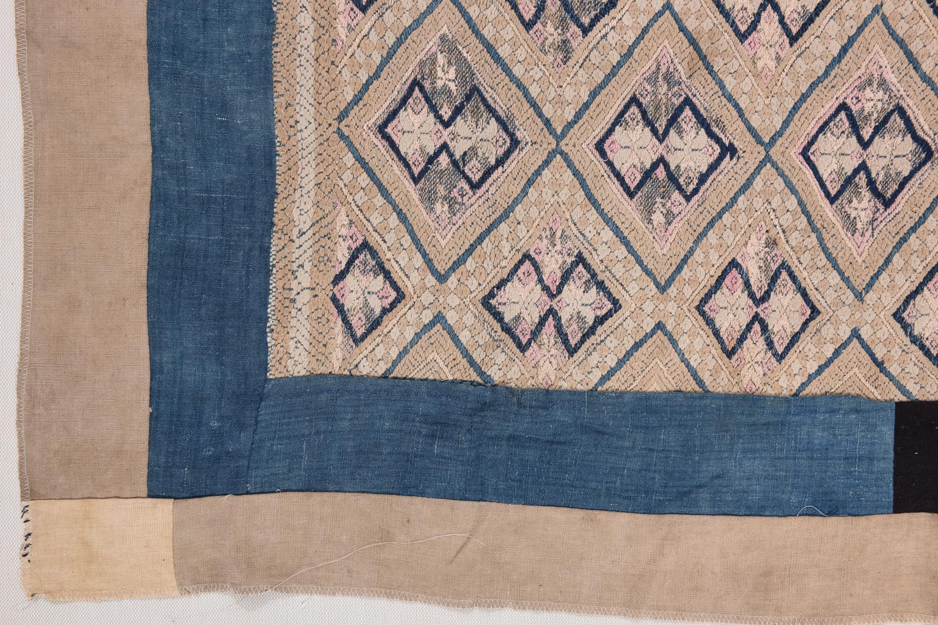 XIXe siècle Ancien panneau brodé GUAN-XI en vente