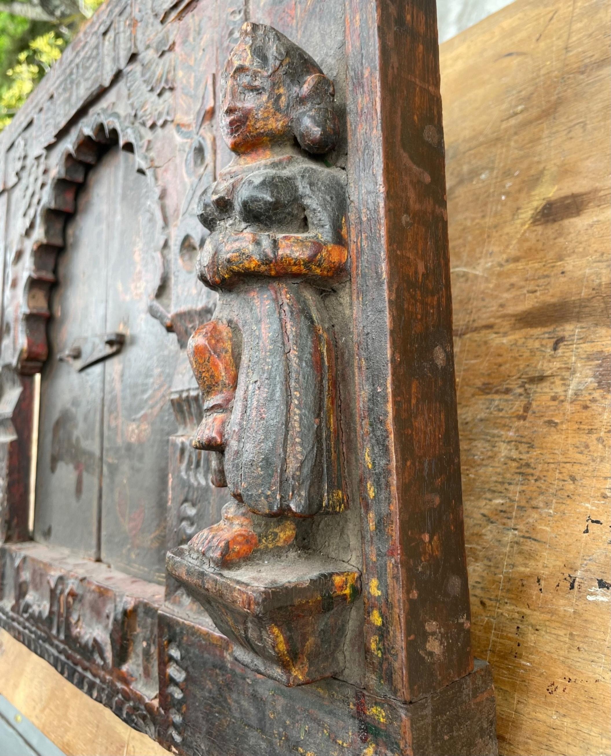 Antike seltene Indien Wood Hand geschnitzt Polychromie Wandtafel mit Eisenschloss im Angebot 6