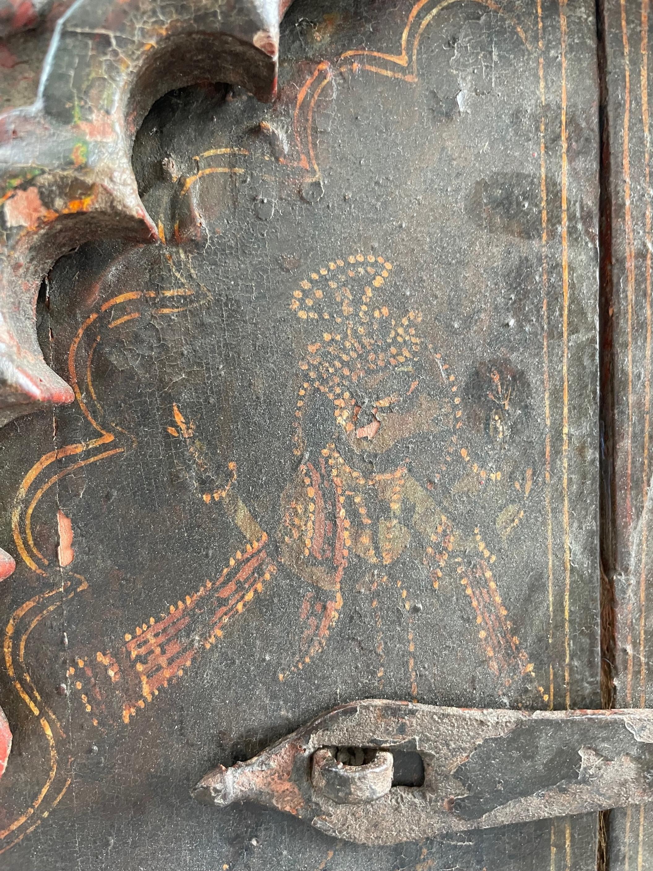 Antike seltene Indien Wood Hand geschnitzt Polychromie Wandtafel mit Eisenschloss (Handgeschnitzt) im Angebot