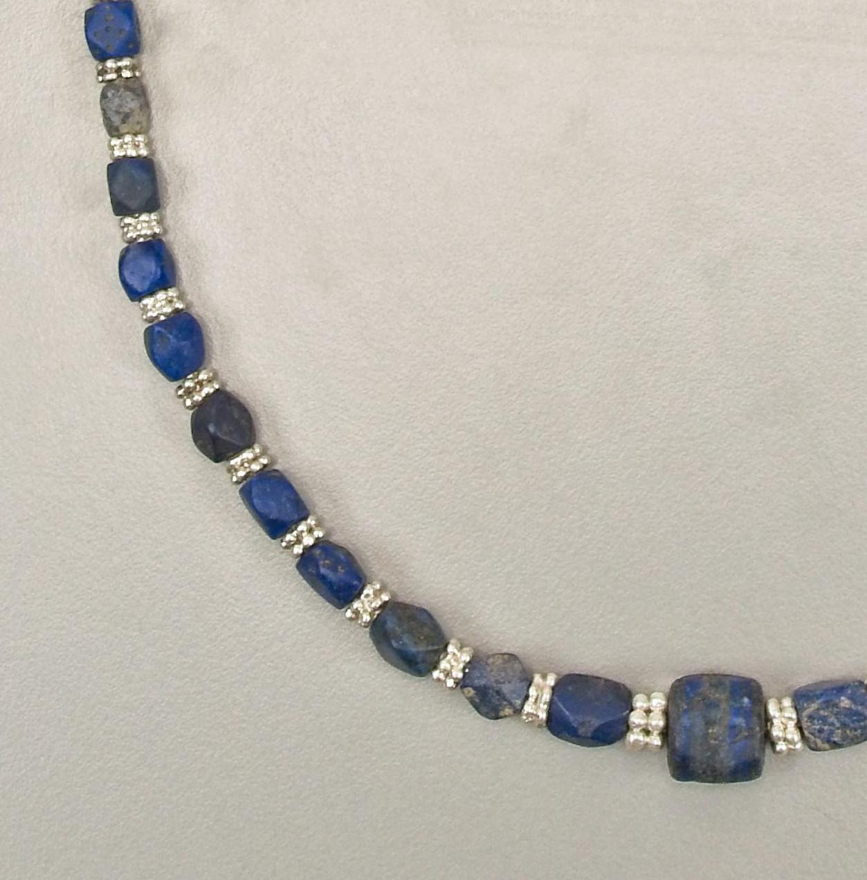 Antike rechteckige Lapislazuli-Perlen aus der Antike mit Granat-Silber-Raumteiler-Perlen (Künstler*in) im Angebot