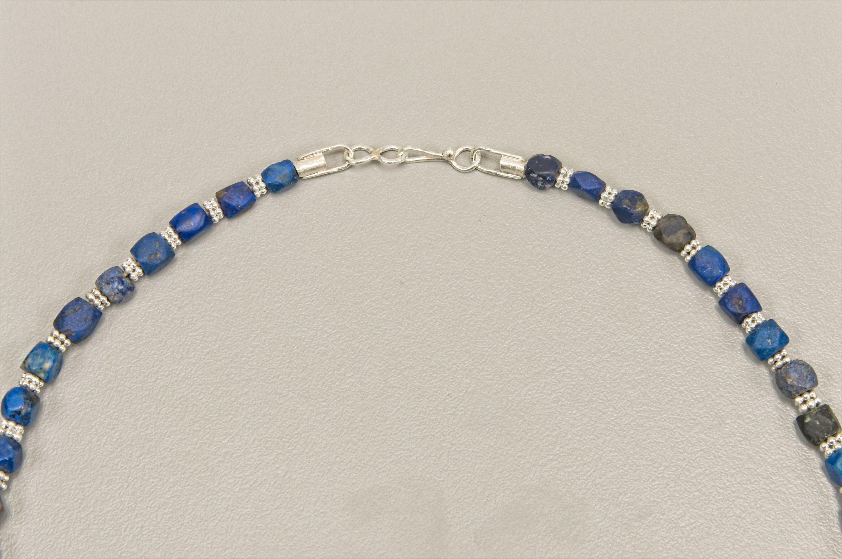 Antike rechteckige Lapislazuli-Perlen aus der Antike mit Granat-Silber-Raumteiler-Perlen im Zustand „Gut“ im Angebot in Bloomington, IN