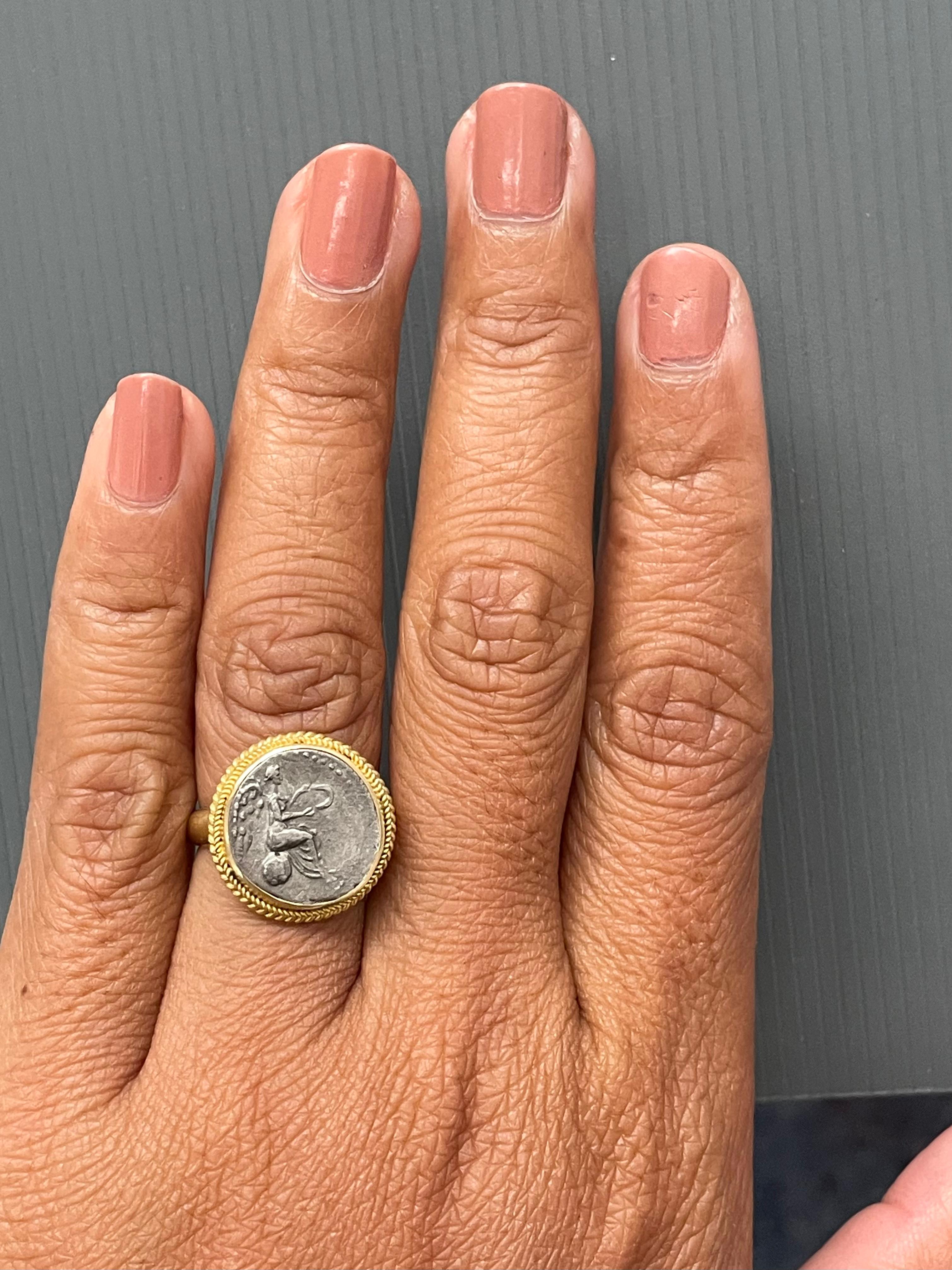 Ancient Roman 1st Century AD Goddess Victoria Coin 18K Gold Ring In New Condition For Sale In Soquel, CA