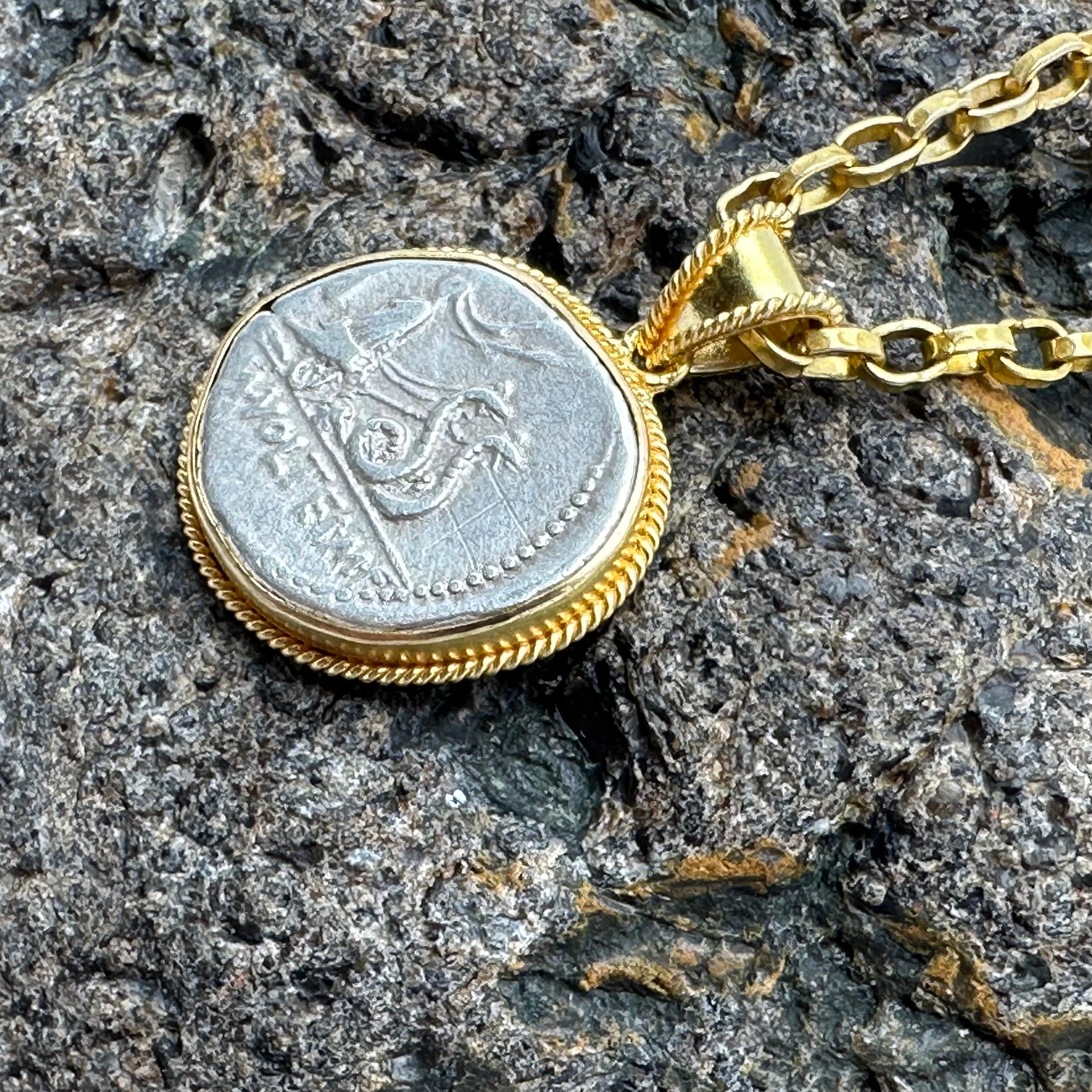 Antiker römischer Schlangenmünze-Anhänger aus 18 Karat Gold mit Schlangenmuster, 1. Jahrhundert BC im Angebot 5