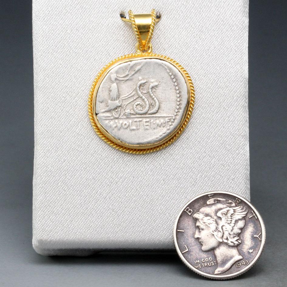 Ancient Roman 1st Century Bc Chariot Pulled by Serpents Coin 18k Gold Pendant In New Condition For Sale In Soquel, CA