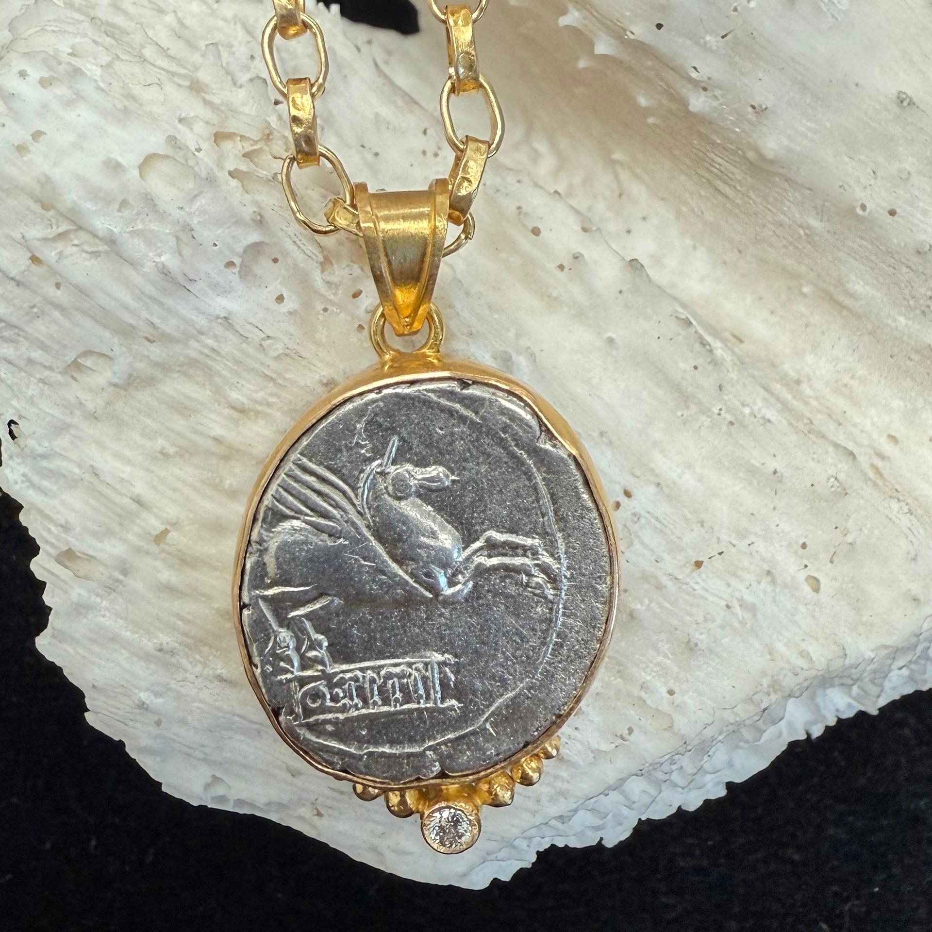 Pendentif en or 18K avec diamant et pièce de monnaie Pegasus de l'Antiquité romaine du 1er siècle avant J.-C. en vente 4