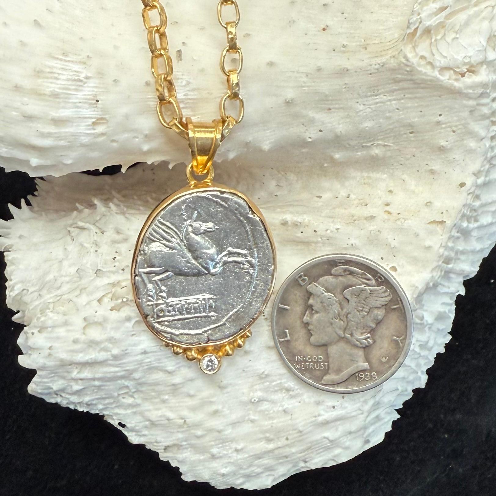 Romain classique Pendentif en or 18K avec diamant et pièce de monnaie Pegasus de l'Antiquité romaine du 1er siècle avant J.-C. en vente
