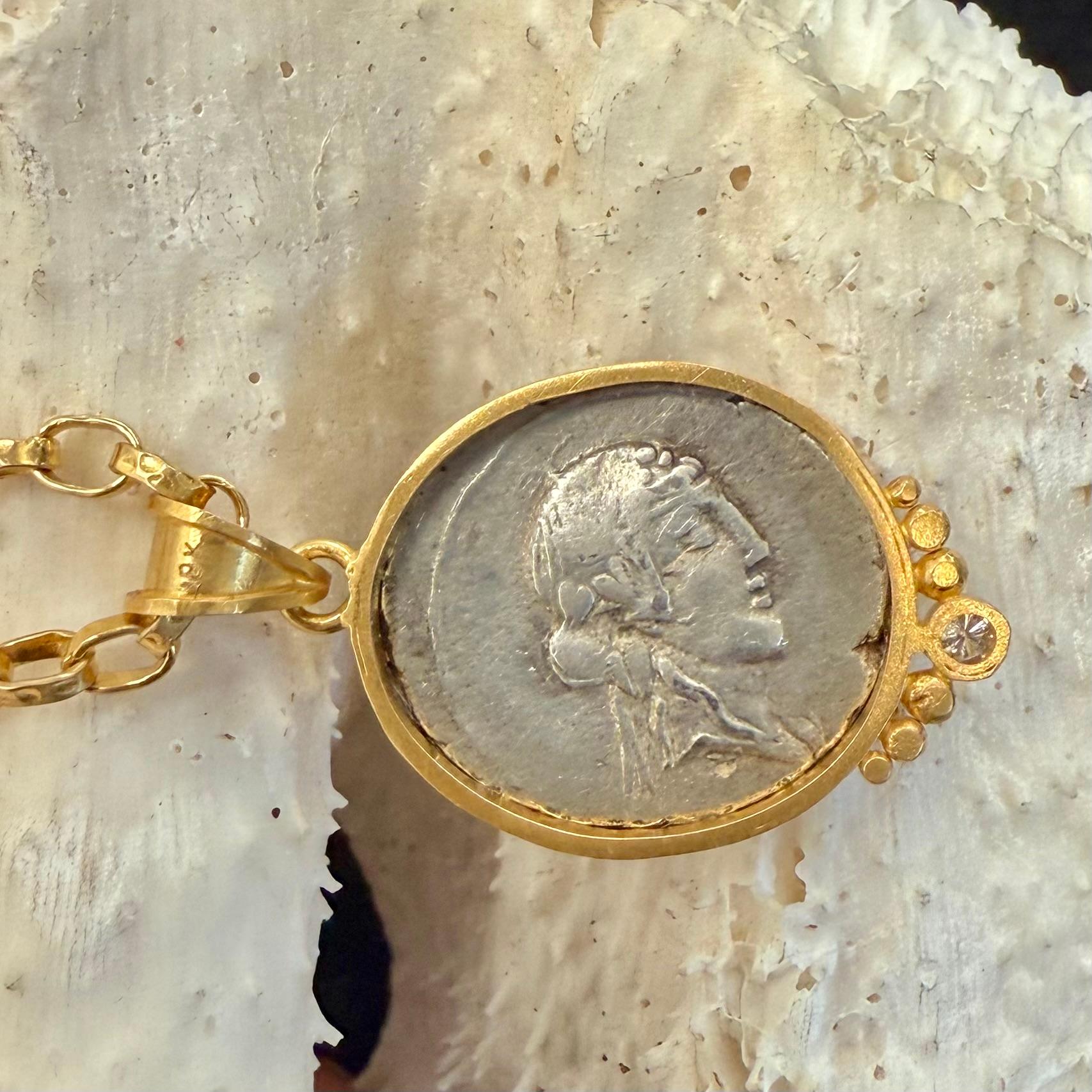 Pendentif en or 18K avec diamant et pièce de monnaie Pegasus de l'Antiquité romaine du 1er siècle avant J.-C. Unisexe en vente