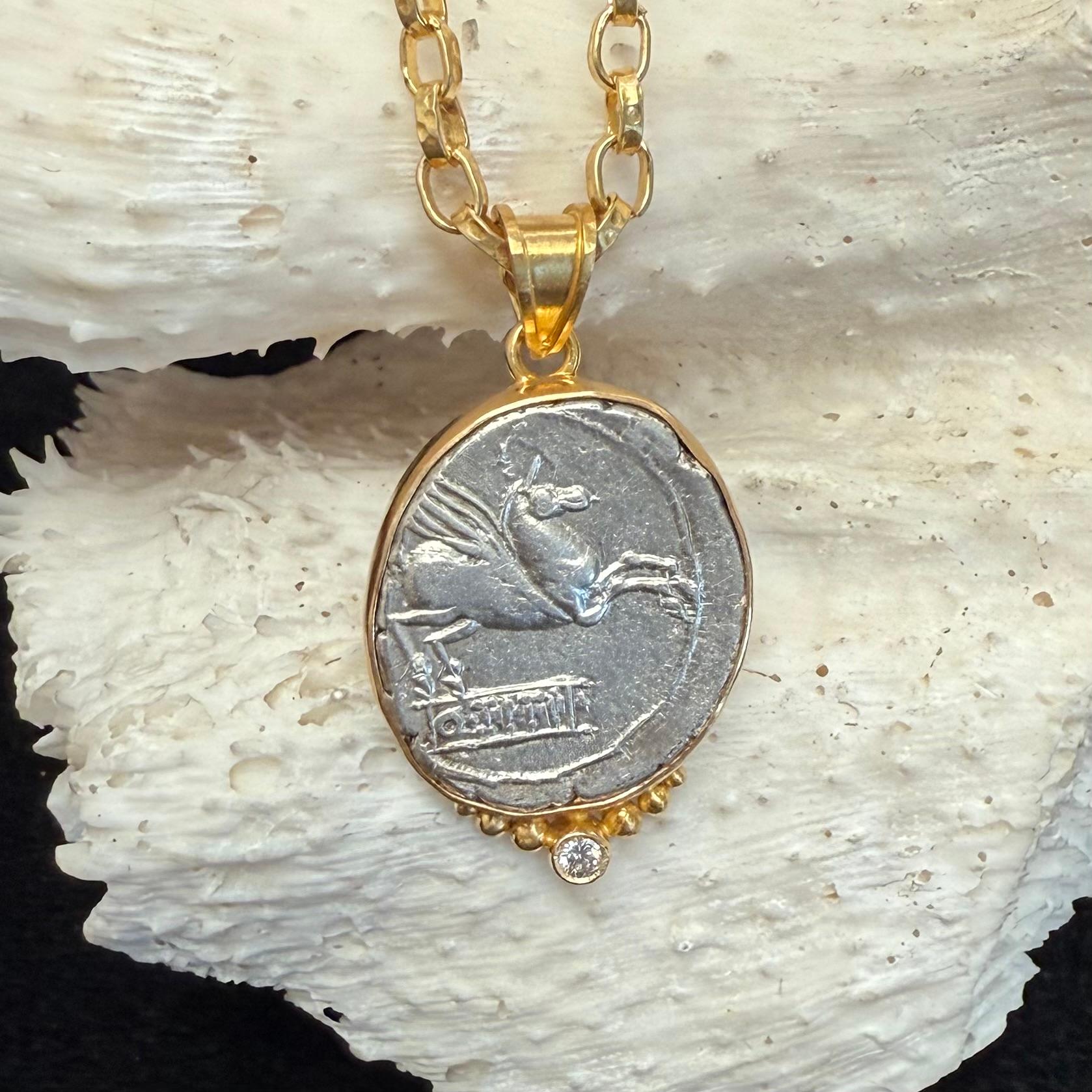 Pendentif en or 18K avec diamant et pièce de monnaie Pegasus de l'Antiquité romaine du 1er siècle avant J.-C. en vente 1