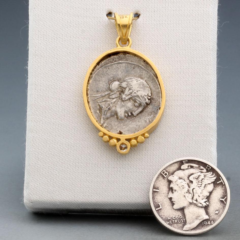 Pendentif en or 18K avec diamant et pièce de monnaie Pegasus de l'Antiquité romaine du 1er siècle avant J.-C. en vente 3