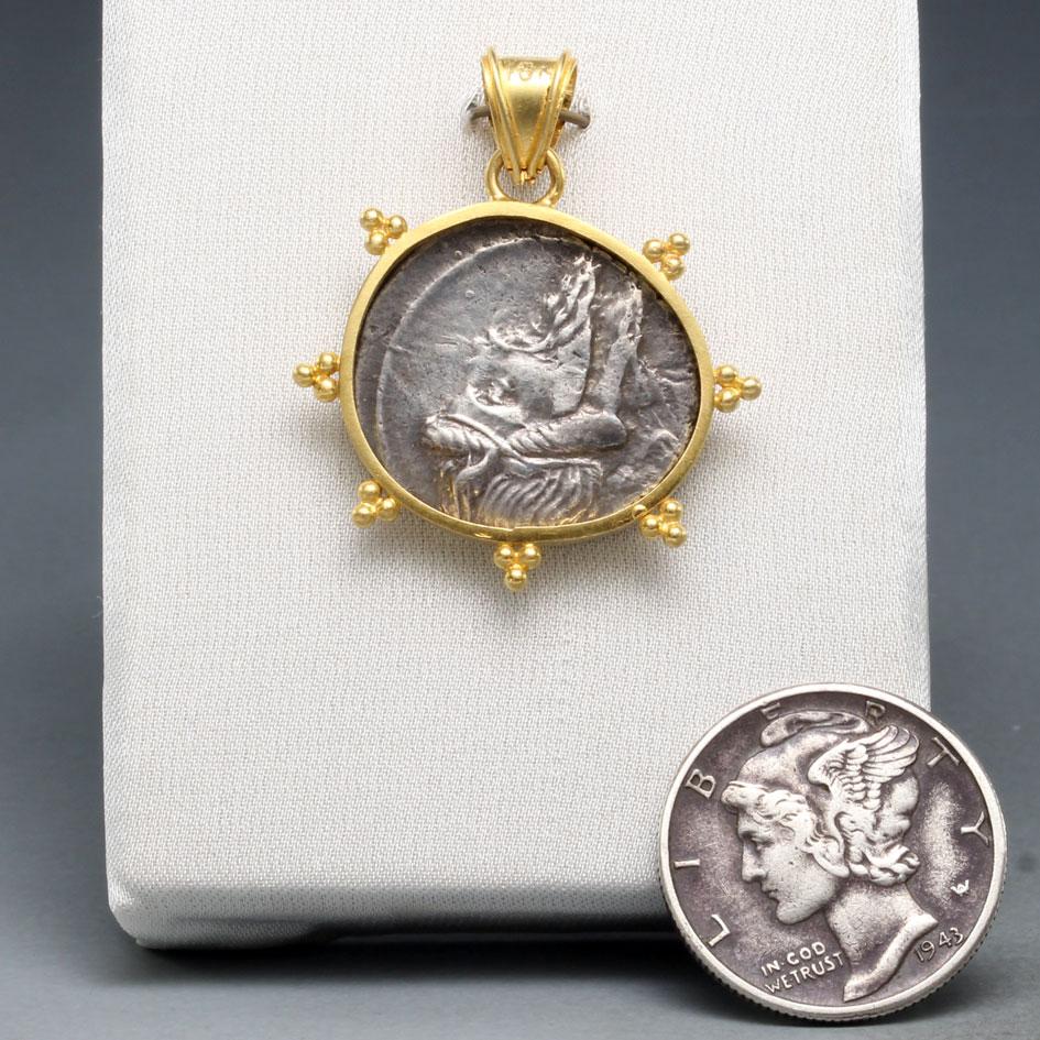 Ancient Roman 1st Century BC Pegasus Denarius Coin 18K Gold Pendant In New Condition For Sale In Soquel, CA