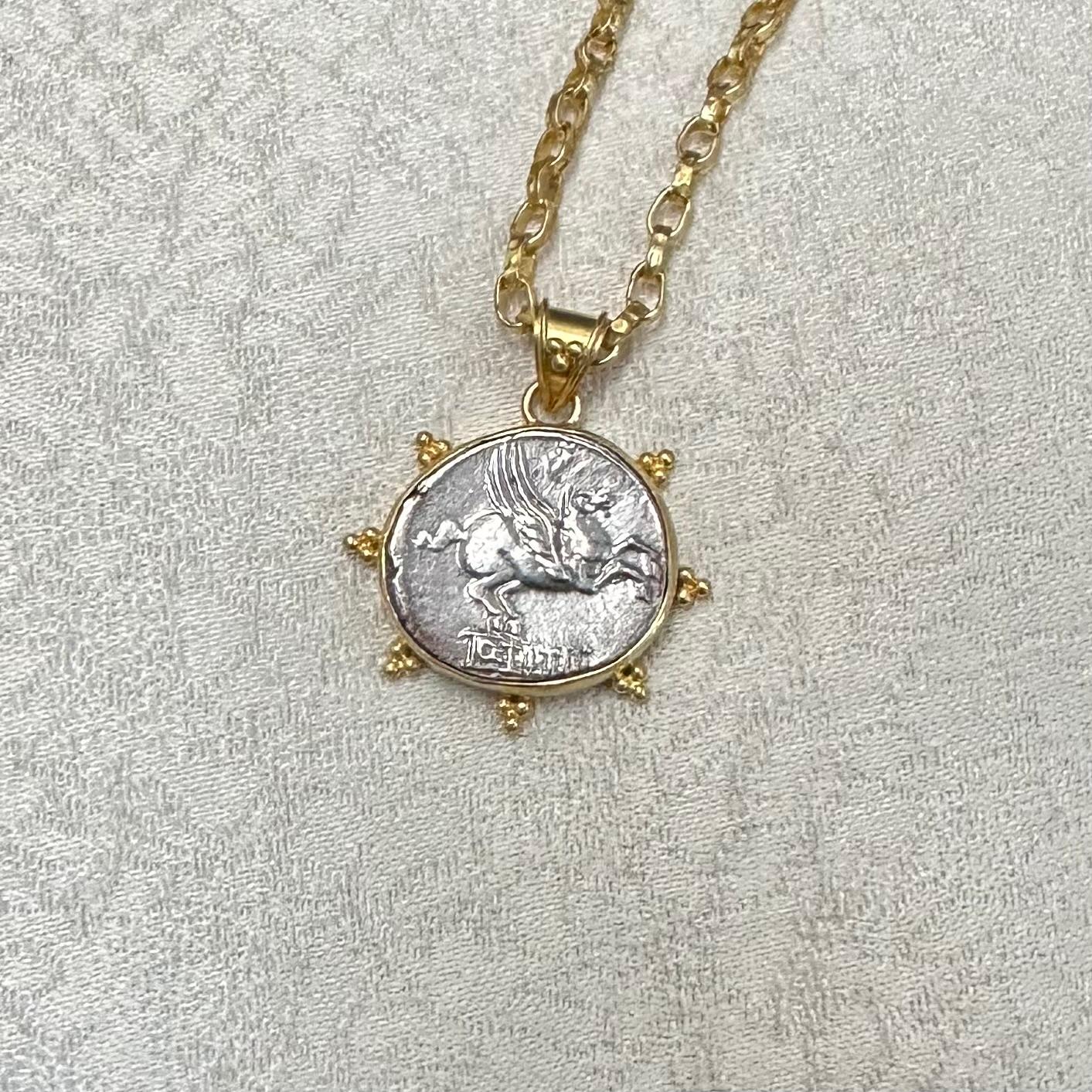 Ancient Roman 1st Century BC Pegasus Denarius Coin 18K Gold Pendant For Sale 2