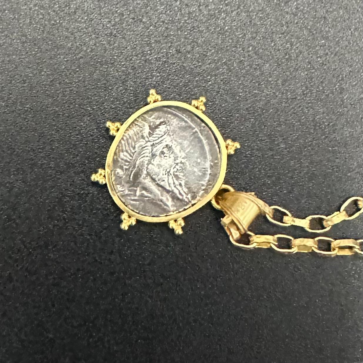 Ancient Roman 1st Century BC Pegasus Denarius Coin 18K Gold Pendant For Sale 4