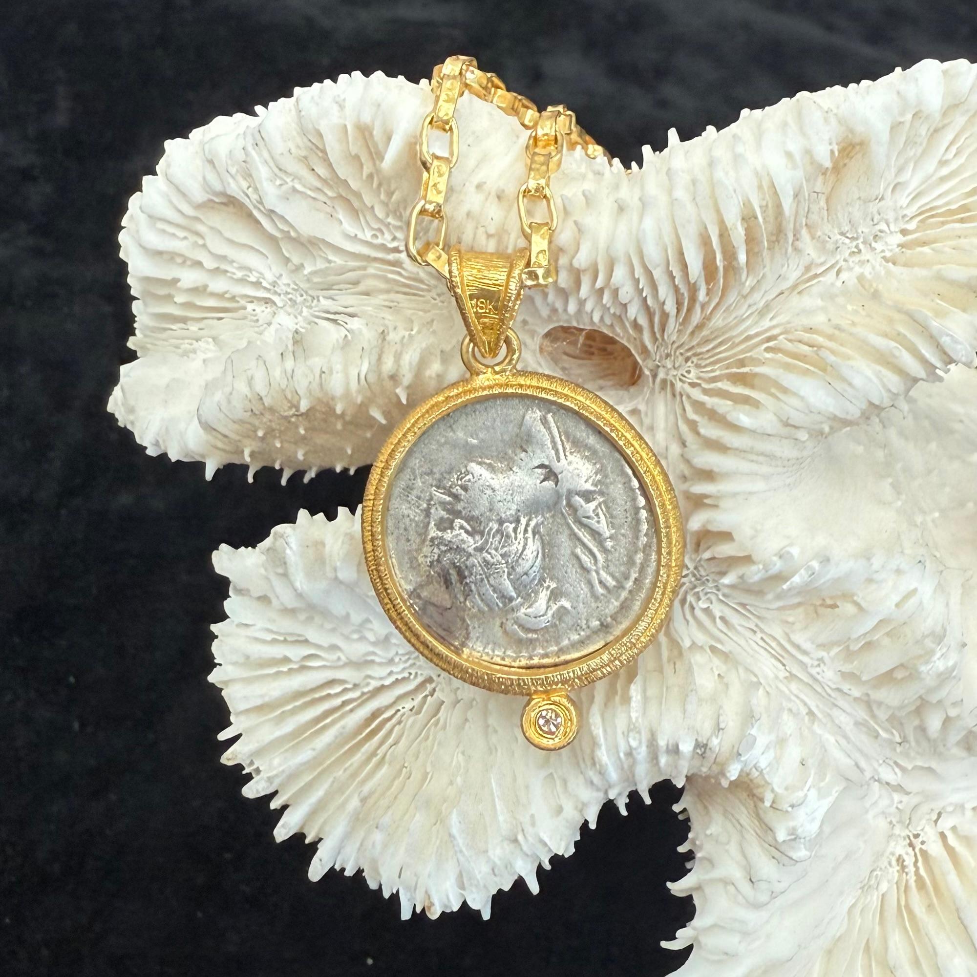 Pendentif en or 18 carats, pièce de monnaie en forme de chien courant de l'Antiquité romaine du 1er siècle avant J.-C., avec diamants en vente 4