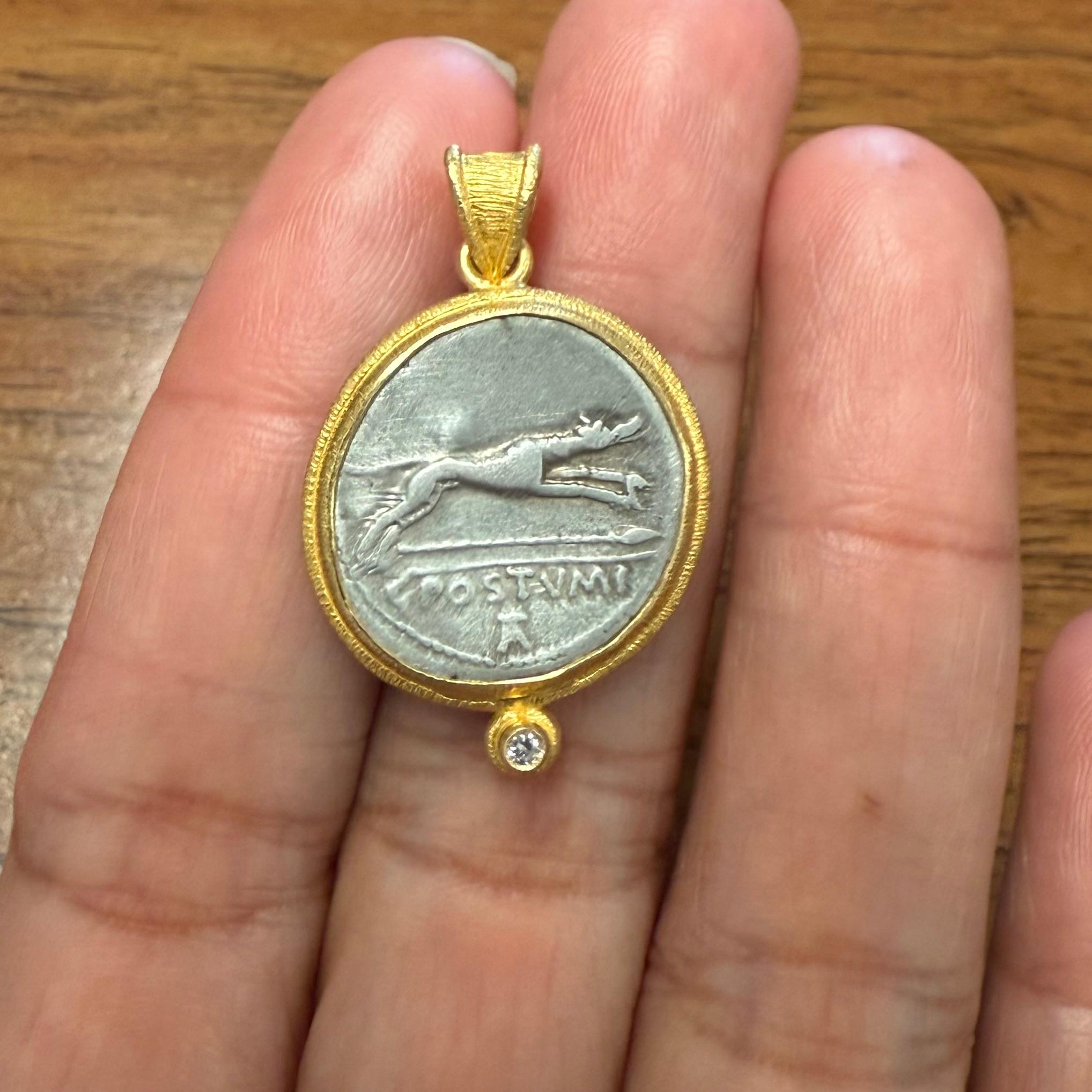 Pendentif en or 18 carats, pièce de monnaie en forme de chien courant de l'Antiquité romaine du 1er siècle avant J.-C., avec diamants en vente 5