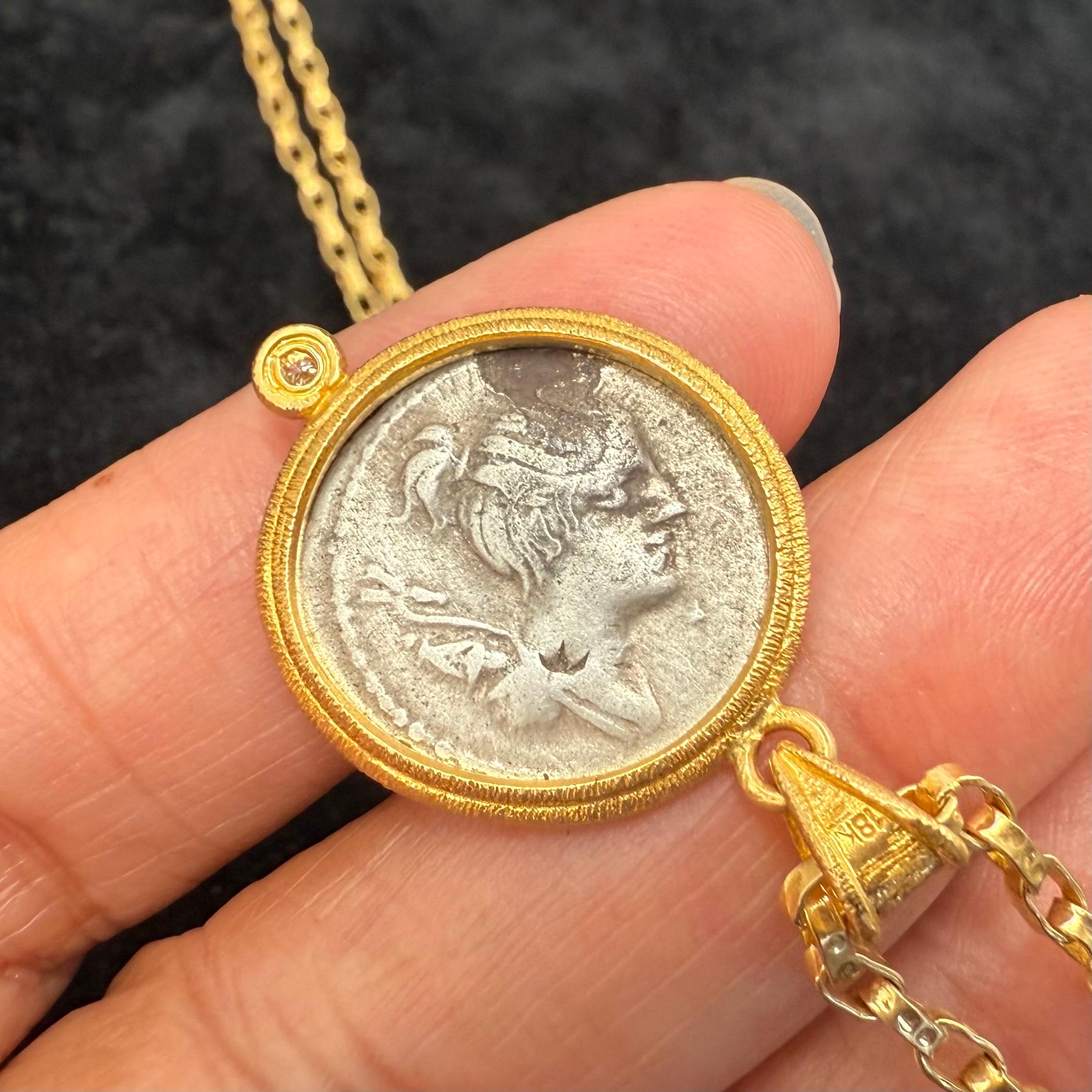 Pendentif en or 18 carats, pièce de monnaie en forme de chien courant de l'Antiquité romaine du 1er siècle avant J.-C., avec diamants en vente 6