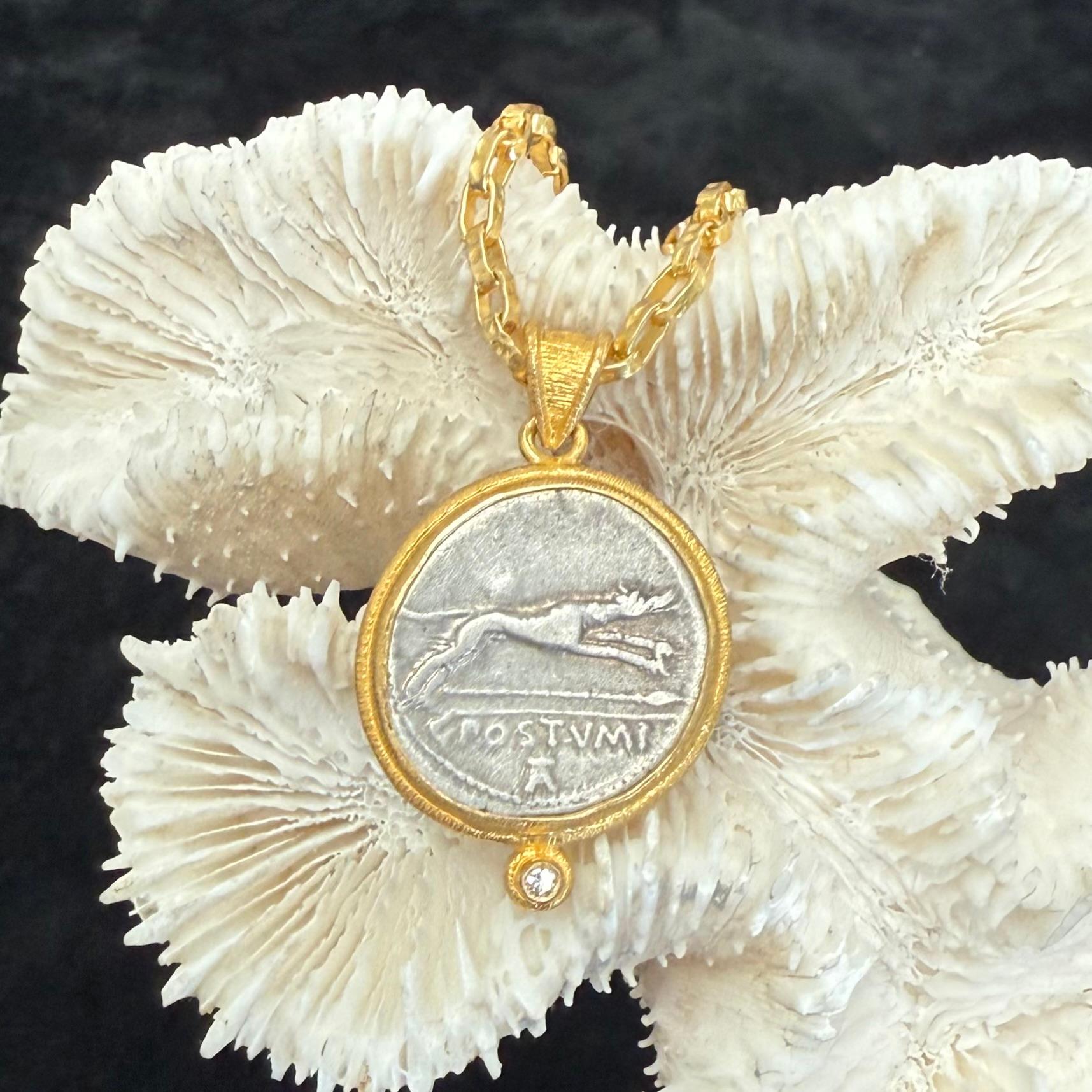 Pendentif en or 18 carats, pièce de monnaie en forme de chien courant de l'Antiquité romaine du 1er siècle avant J.-C., avec diamants en vente 7