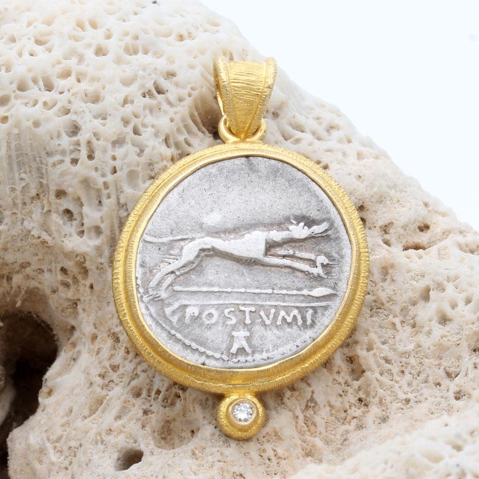 Romain classique Pendentif en or 18 carats, pièce de monnaie en forme de chien courant de l'Antiquité romaine du 1er siècle avant J.-C., avec diamants en vente