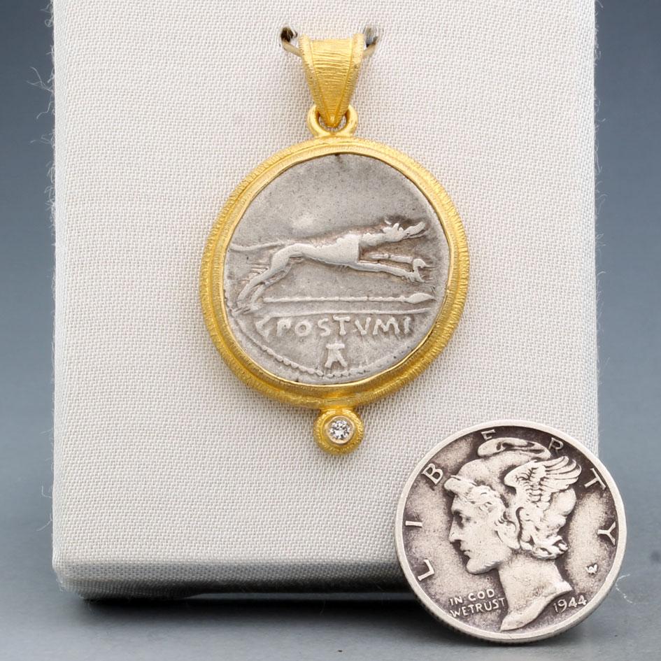 Taille rose Pendentif en or 18 carats, pièce de monnaie en forme de chien courant de l'Antiquité romaine du 1er siècle avant J.-C., avec diamants en vente