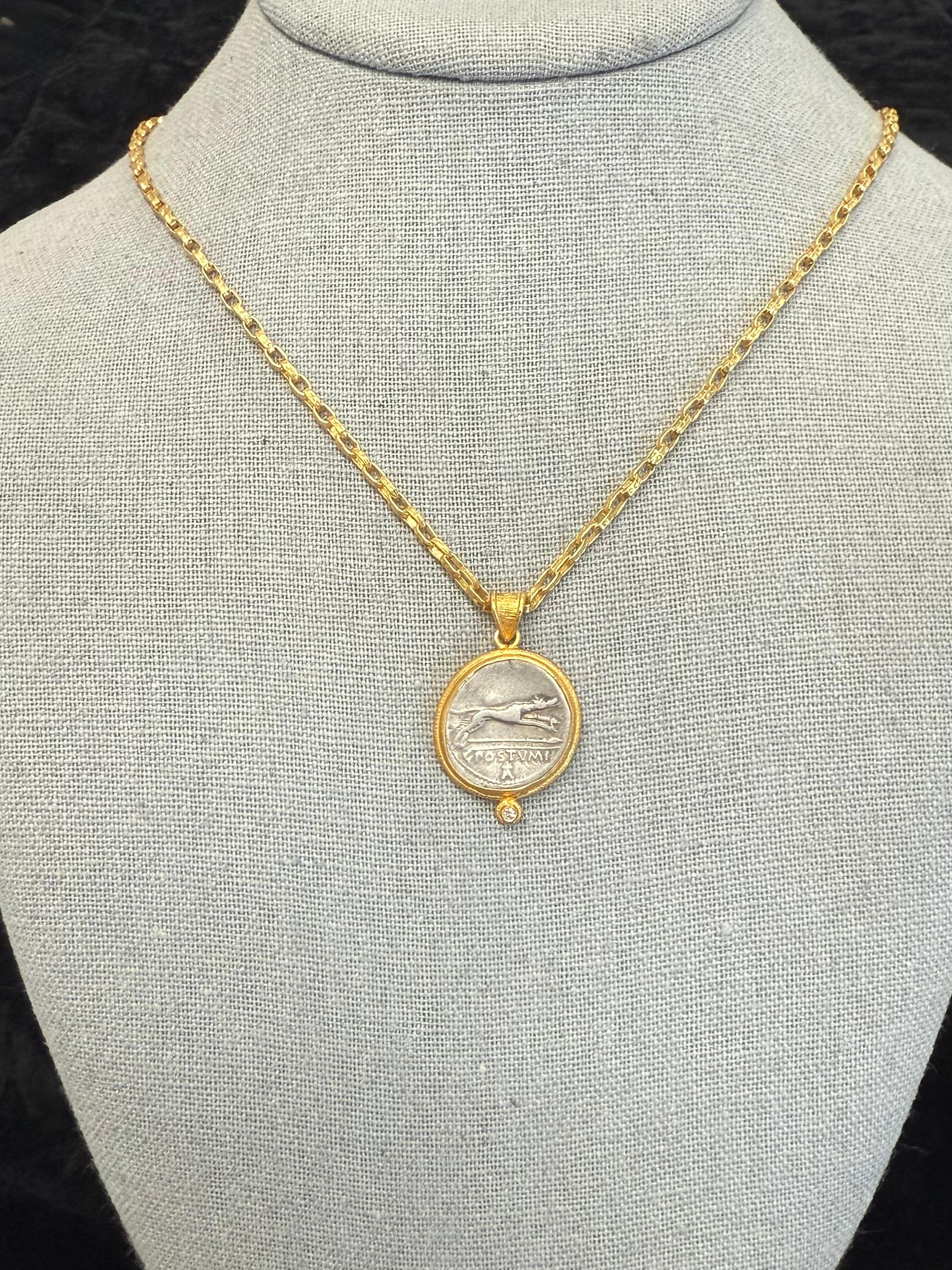 Pendentif en or 18 carats, pièce de monnaie en forme de chien courant de l'Antiquité romaine du 1er siècle avant J.-C., avec diamants Neuf - En vente à Soquel, CA