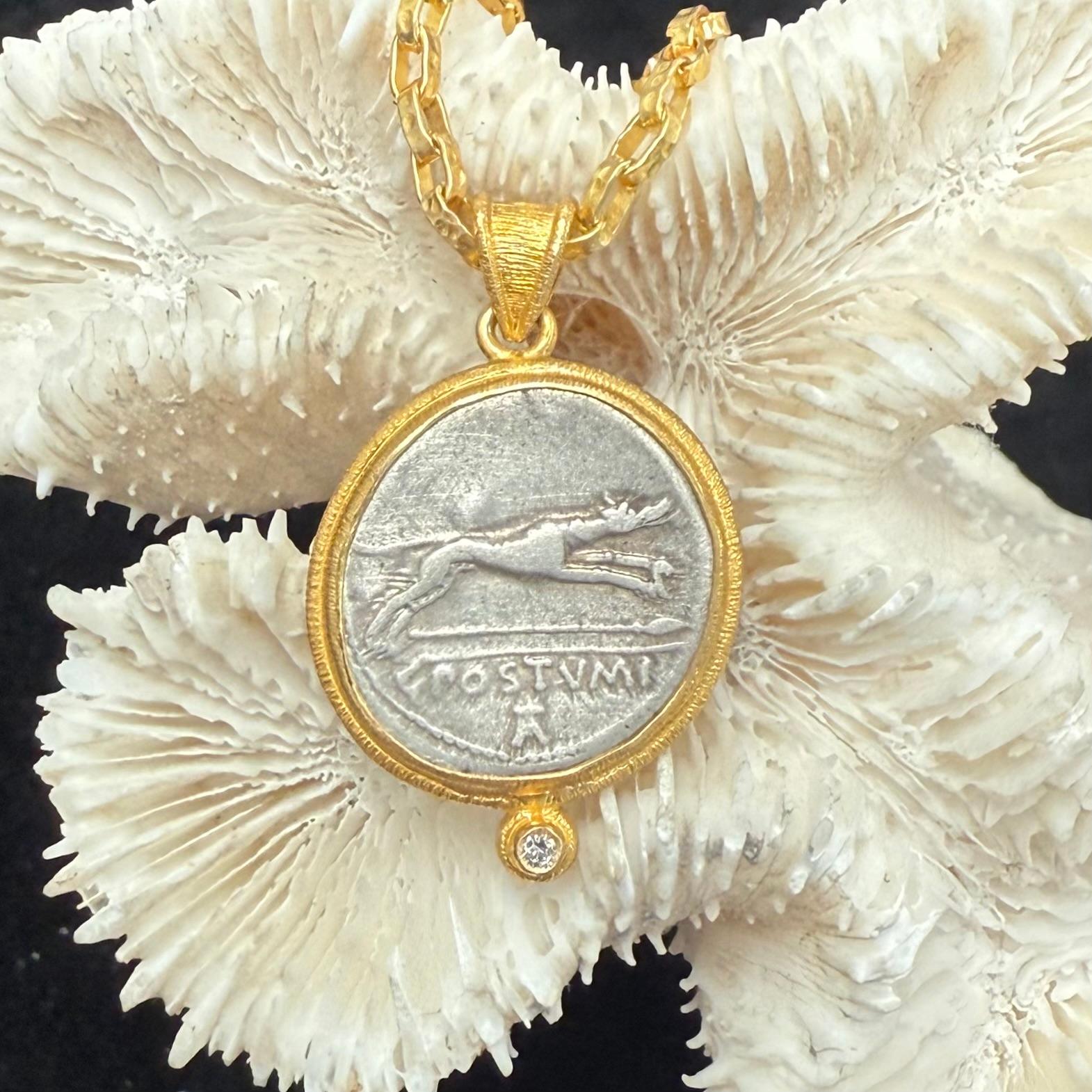 Pendentif en or 18 carats, pièce de monnaie en forme de chien courant de l'Antiquité romaine du 1er siècle avant J.-C., avec diamants Unisexe en vente