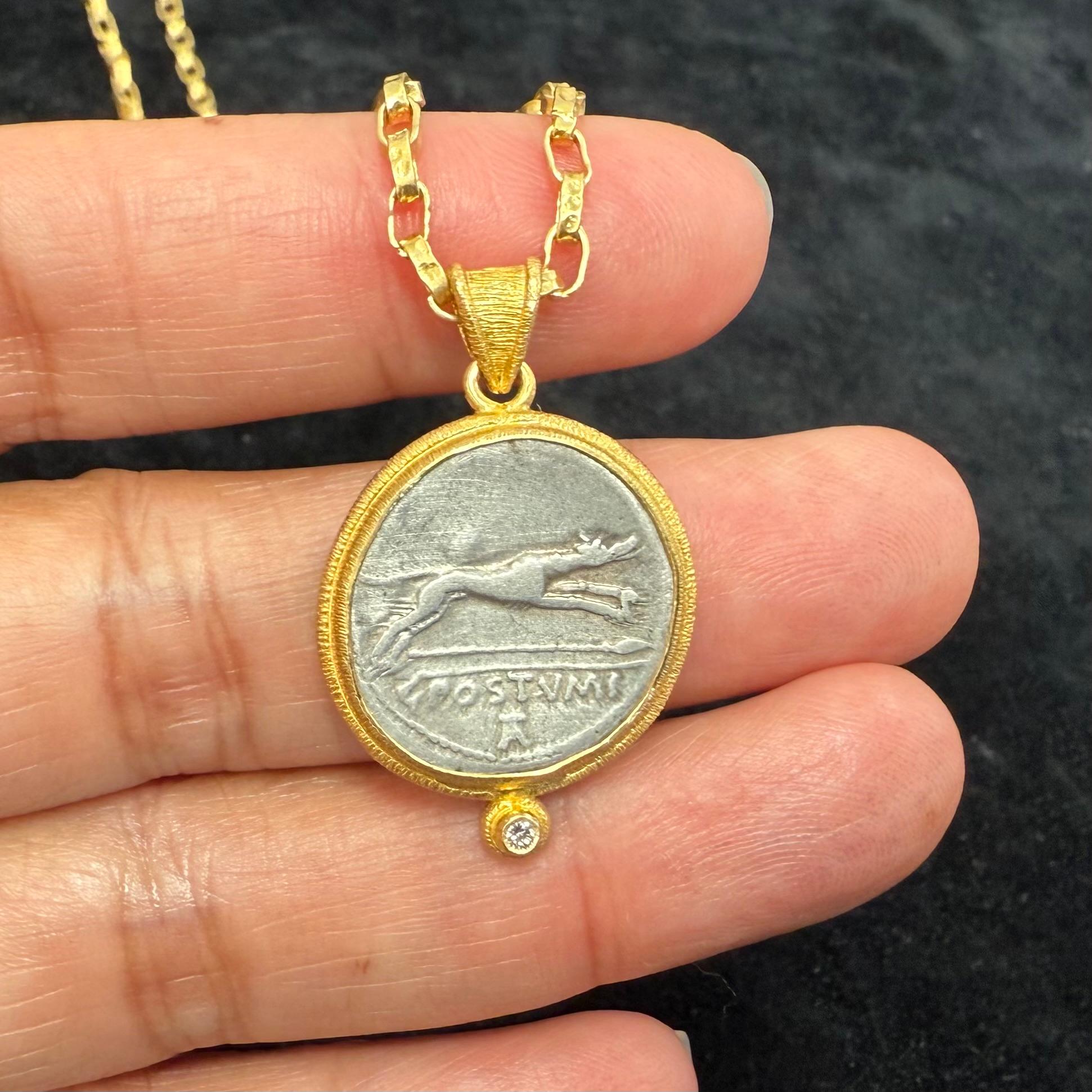 Pendentif en or 18 carats, pièce de monnaie en forme de chien courant de l'Antiquité romaine du 1er siècle avant J.-C., avec diamants en vente 1
