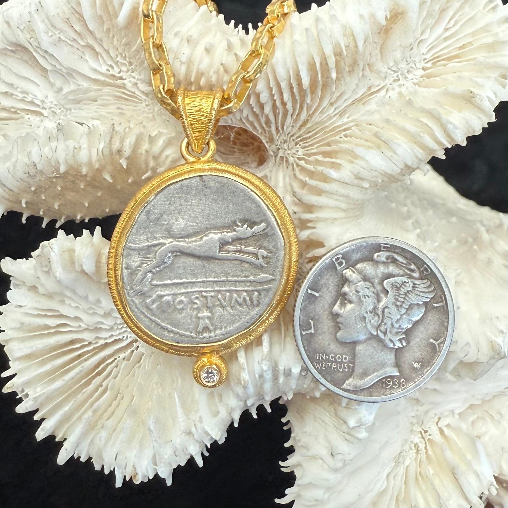 Pendentif en or 18 carats, pièce de monnaie en forme de chien courant de l'Antiquité romaine du 1er siècle avant J.-C., avec diamants en vente 2