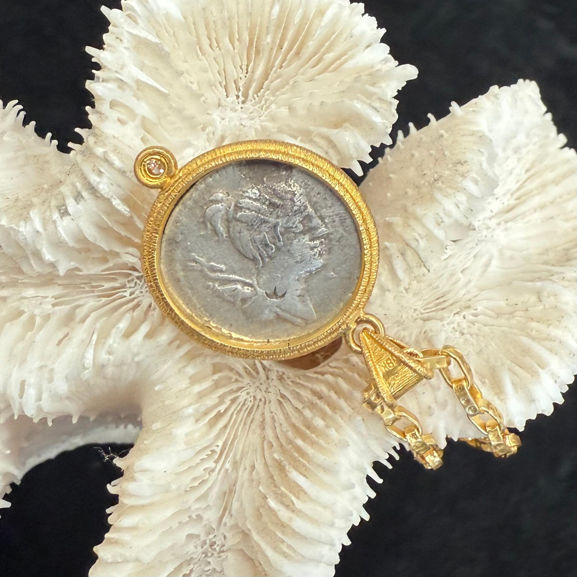 Pendentif en or 18 carats, pièce de monnaie en forme de chien courant de l'Antiquité romaine du 1er siècle avant J.-C., avec diamants en vente 3