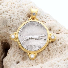 Colgante de oro de 18 quilates con diamantes y una moneda romana antigua del siglo I a. C. con un sabueso corriendo
