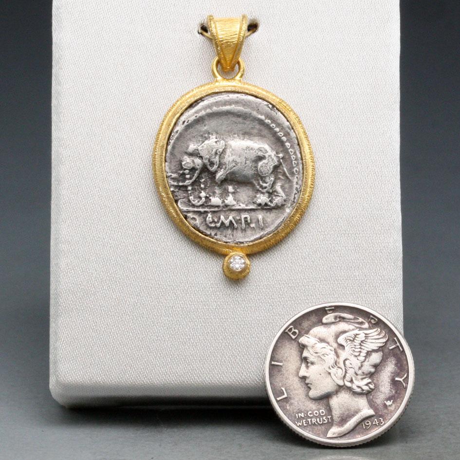 Romain classique Ancien pendentif romain du 1er siècle avant J.-C. en argent avec pièce d'éléphant et diamant en or 18K