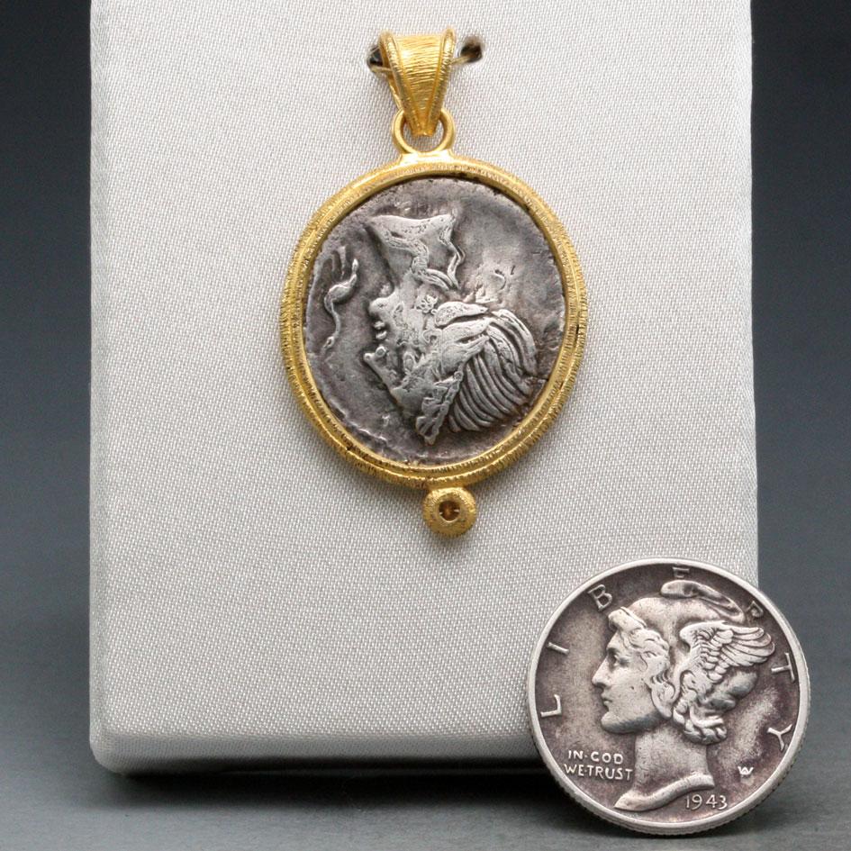 Taille rose Ancien pendentif romain du 1er siècle avant J.-C. en argent avec pièce d'éléphant et diamant en or 18K