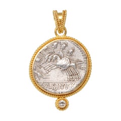 Pendentif en or 18K avec diamant pour pièce de monnaie des trois cavaliers de l'Antiquité romaine du 1er siècle avant J.-C.