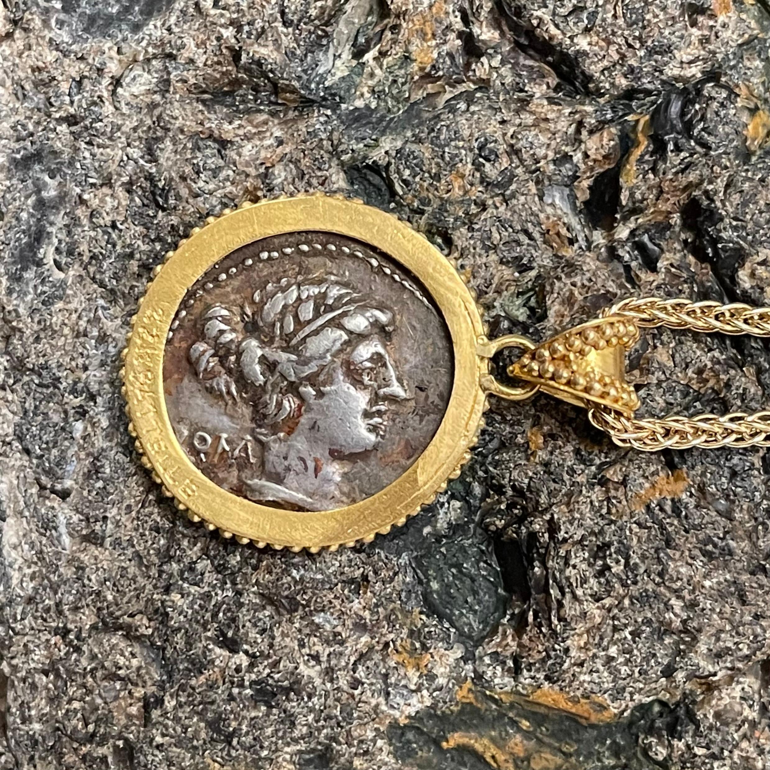 Pendentif en or 22 carats avec pièce de monnaie victorienne romaine antique du 1e siècle avant J.-C. Unisexe en vente